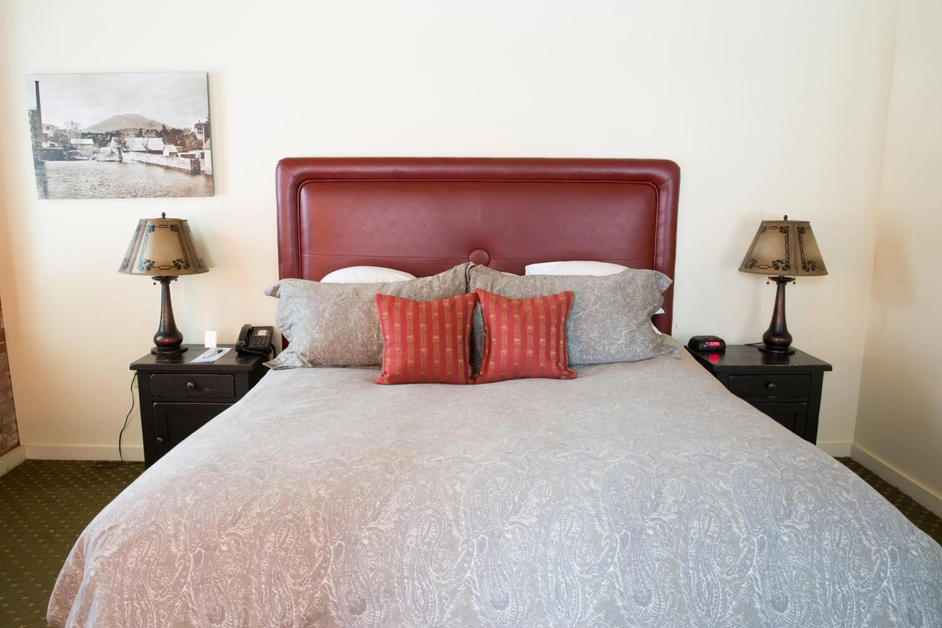 Bed in The Common Man Inn & Restaurant