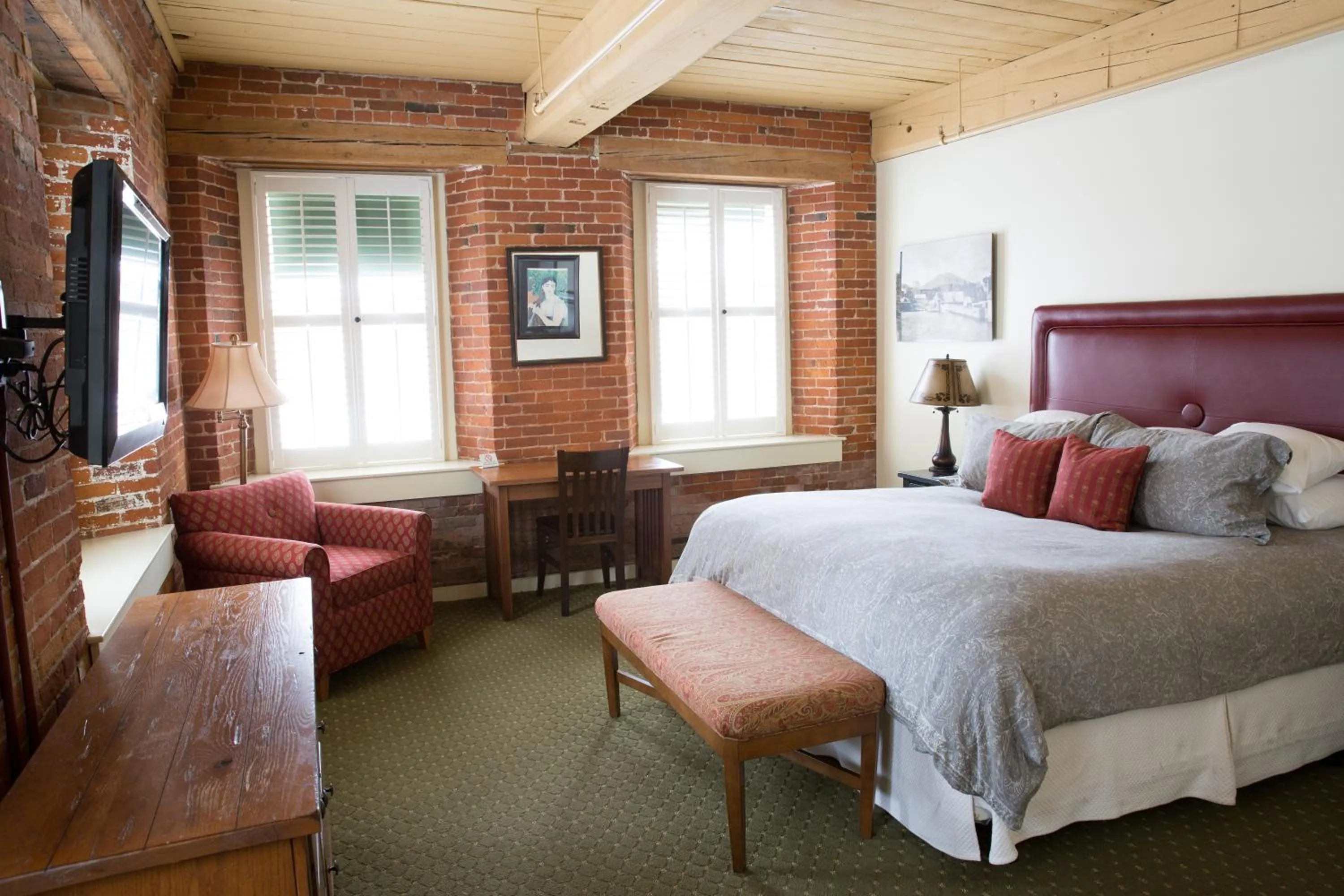 Bed in The Common Man Inn & Restaurant