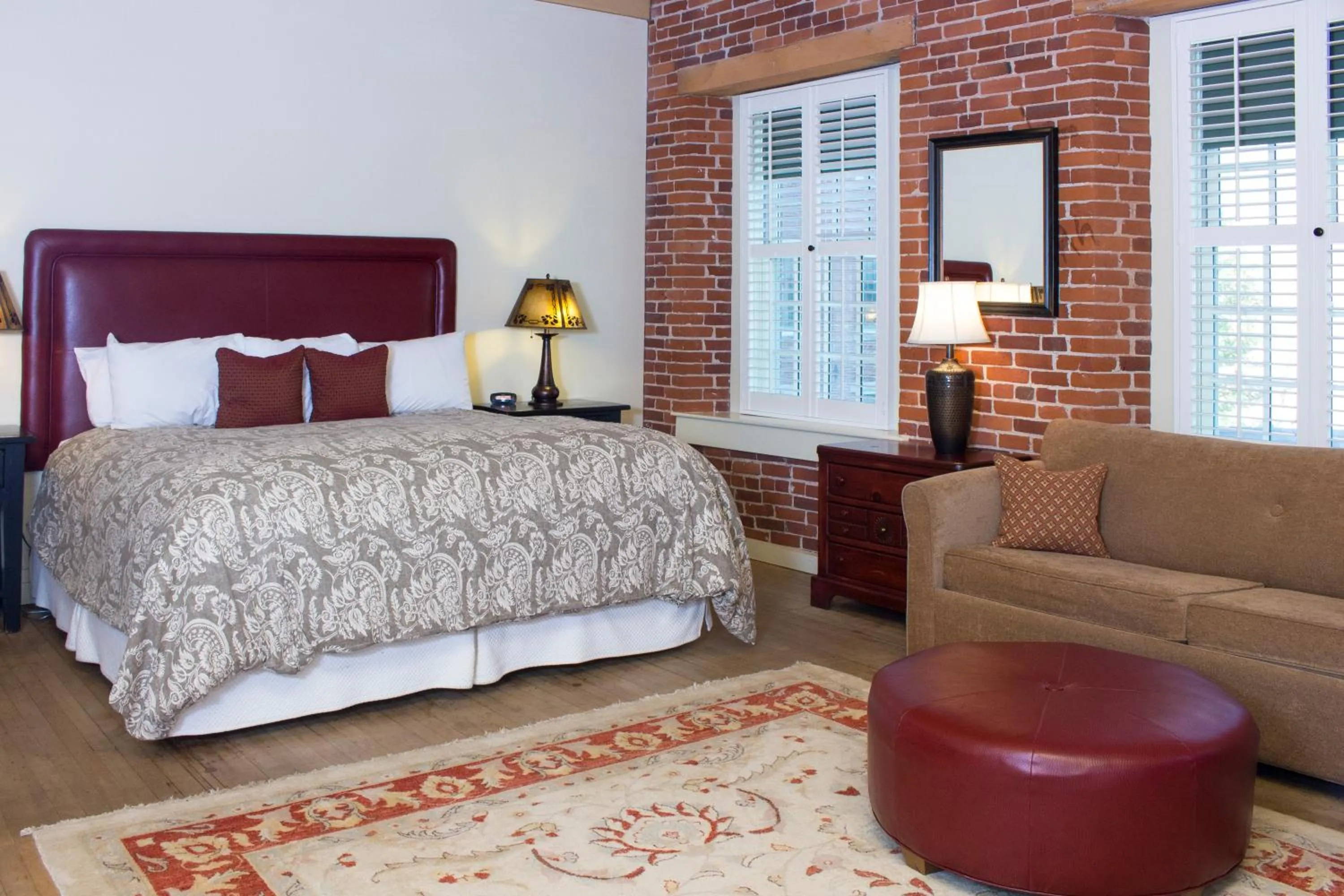 Bed in The Common Man Inn & Restaurant