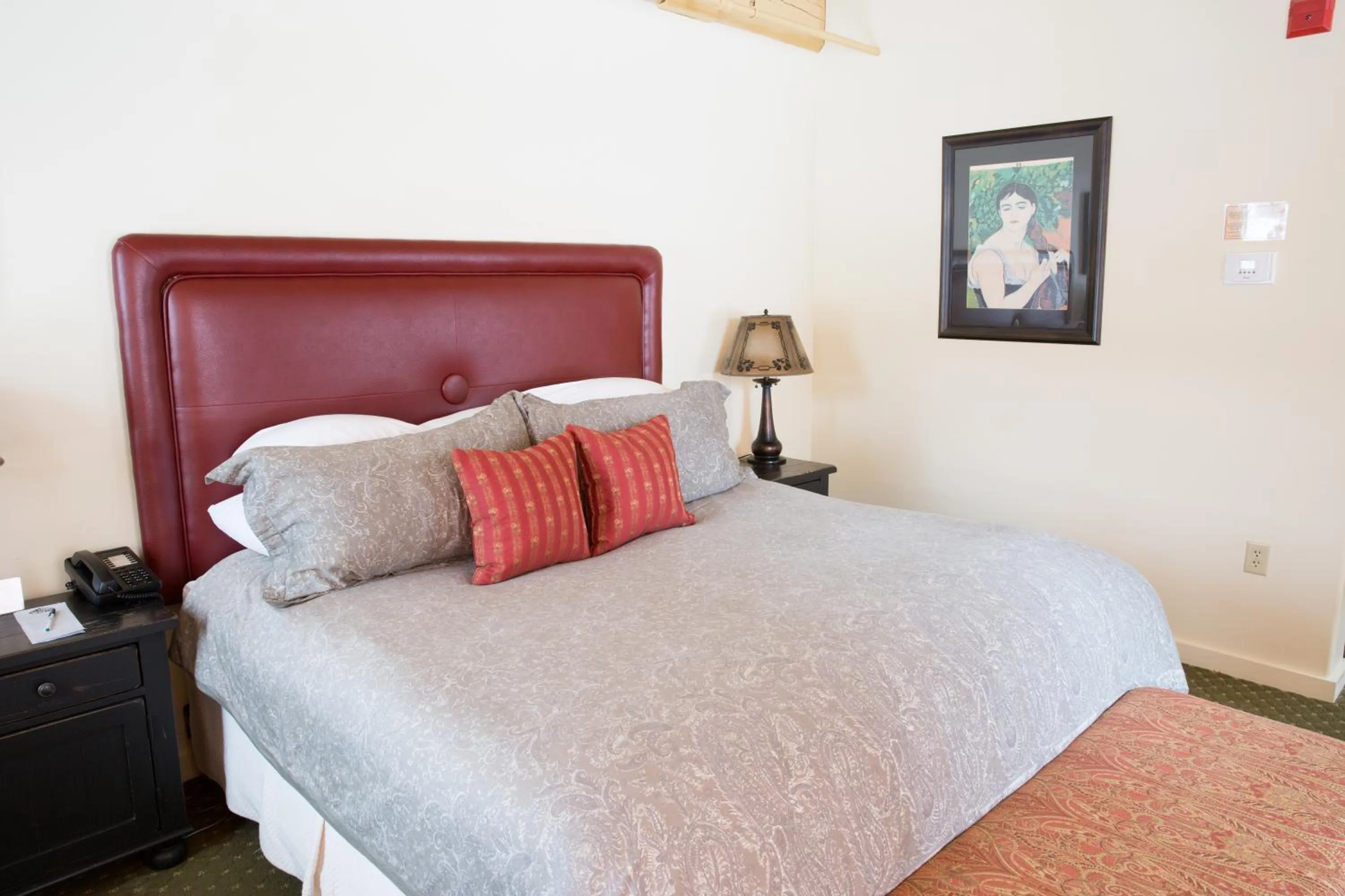 Bed in The Common Man Inn & Restaurant