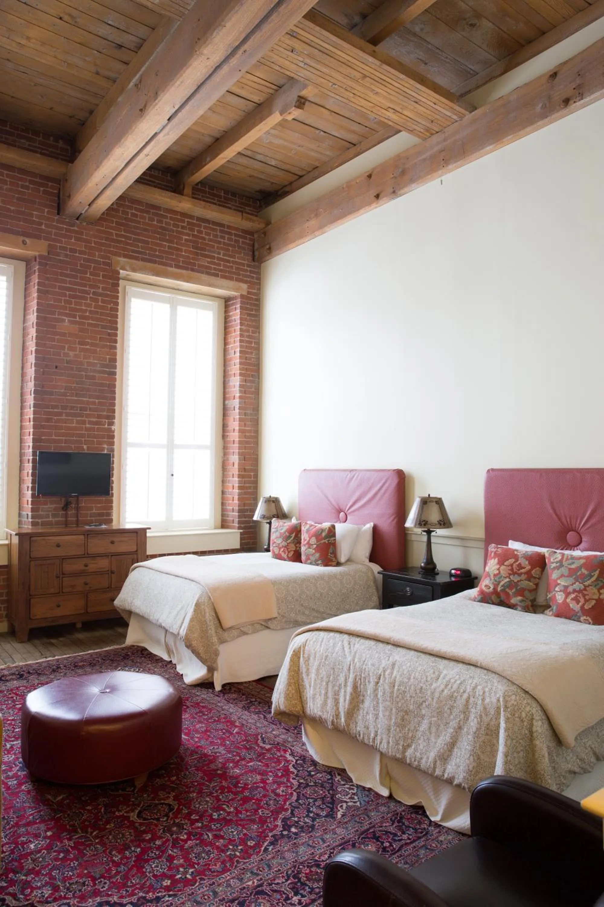 Bed in The Common Man Inn & Restaurant