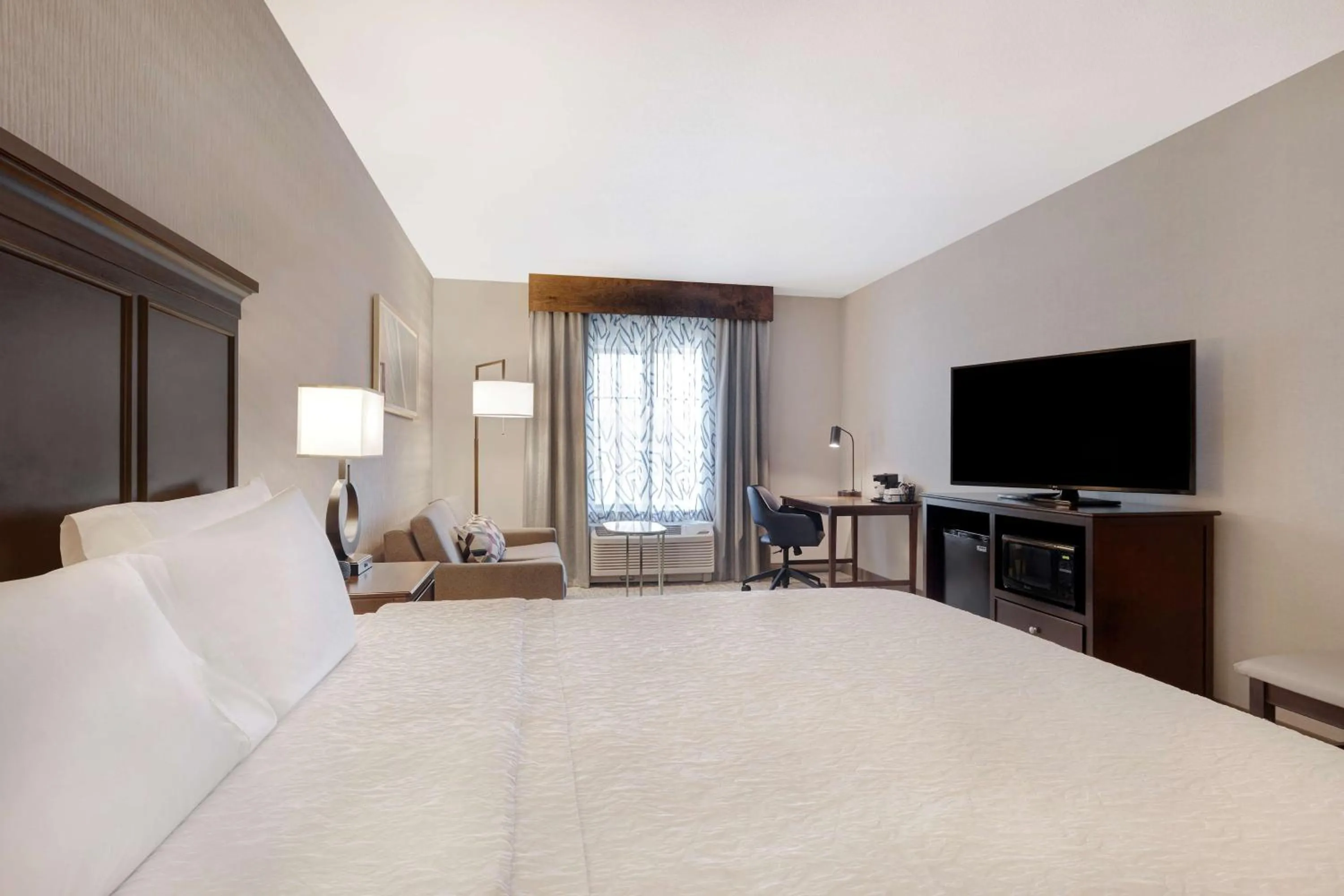 Living room, Bed in Hampton Inn & Suites San Luis Obispo