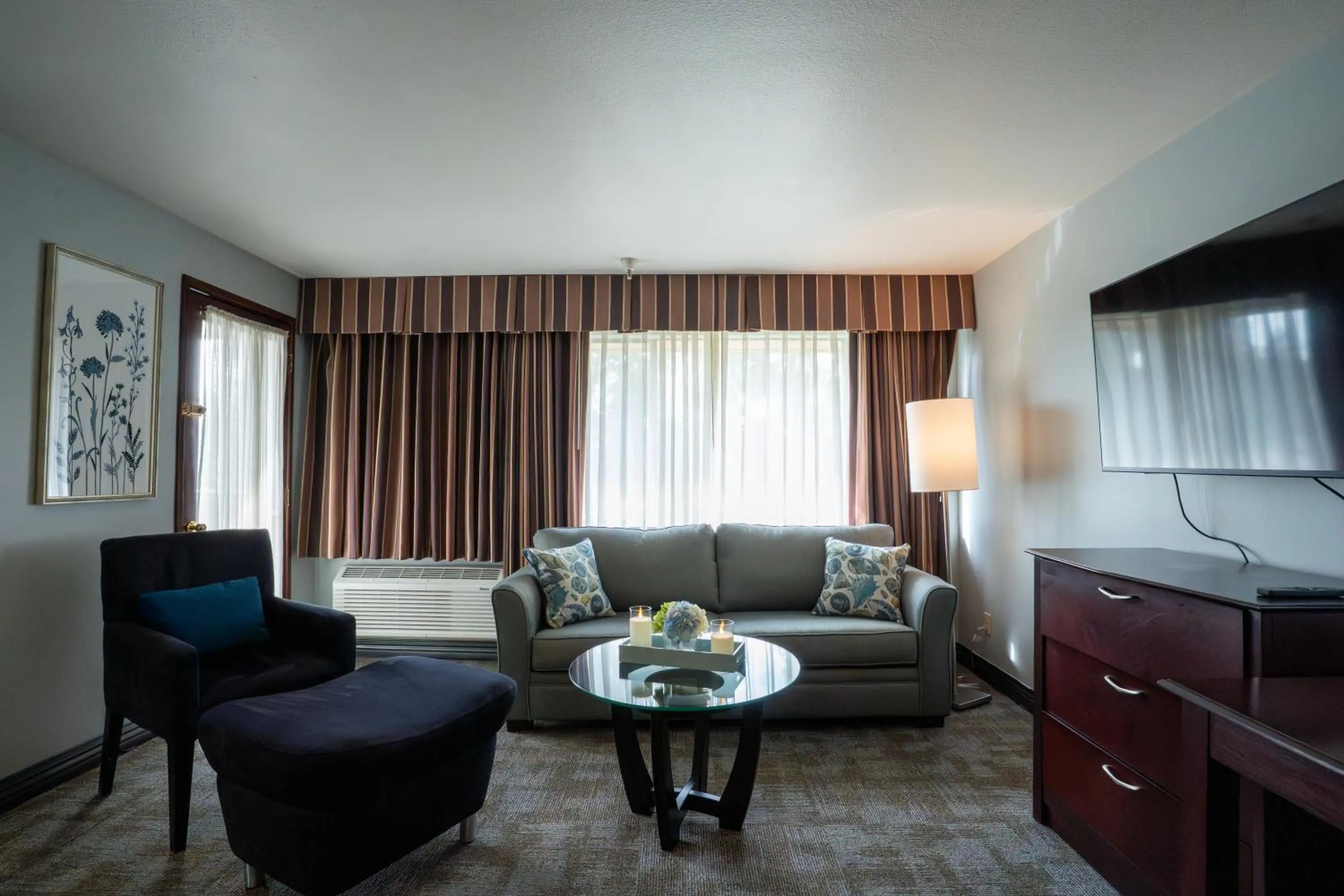 Living room in Ramada by Wyndham Tukwila Southcenter