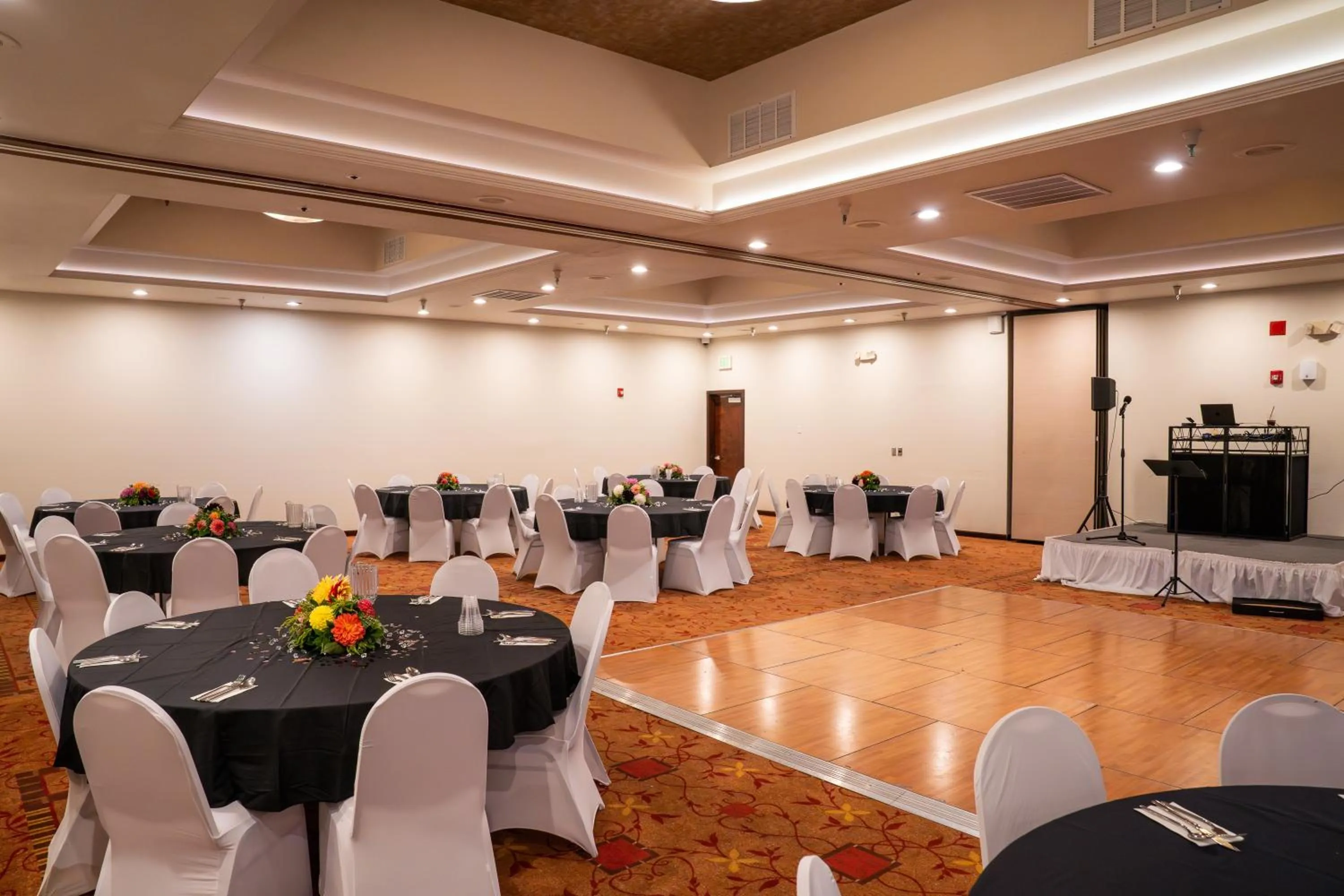 Banquet/Function facilities in Ramada by Wyndham Tukwila Southcenter