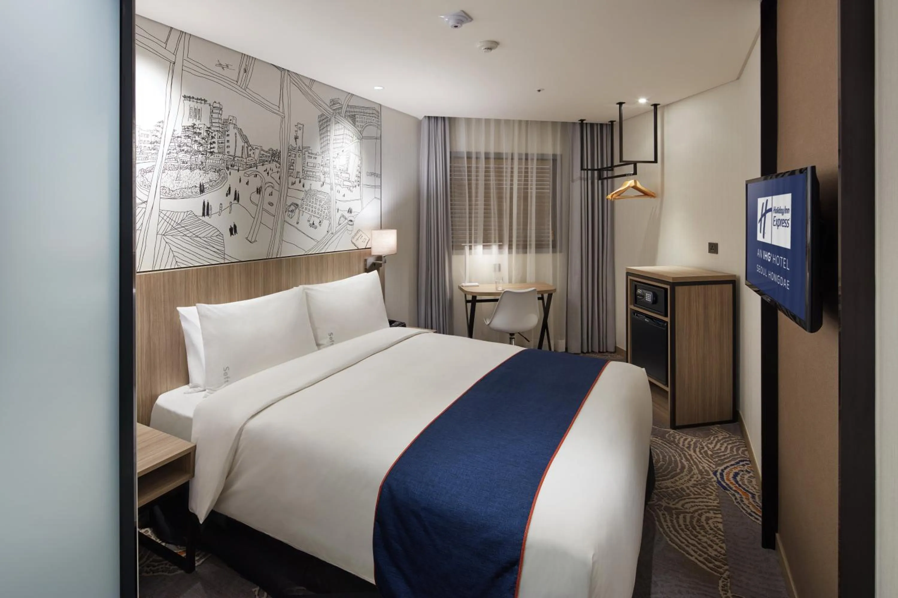 Photo of the whole room, Bed in Holiday Inn Express Seoul Hongdae by IHG