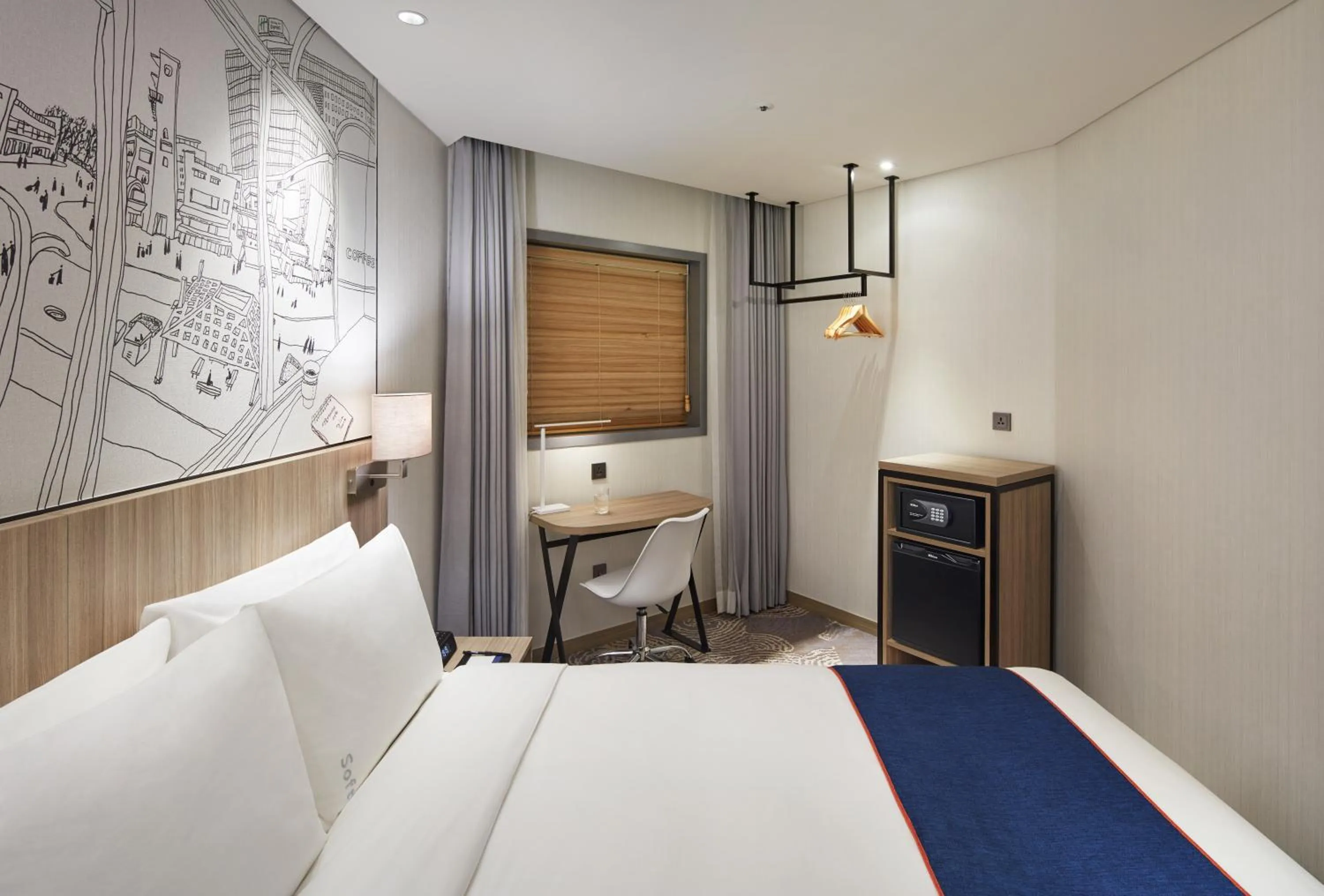 Photo of the whole room, Bed in Holiday Inn Express Seoul Hongdae by IHG