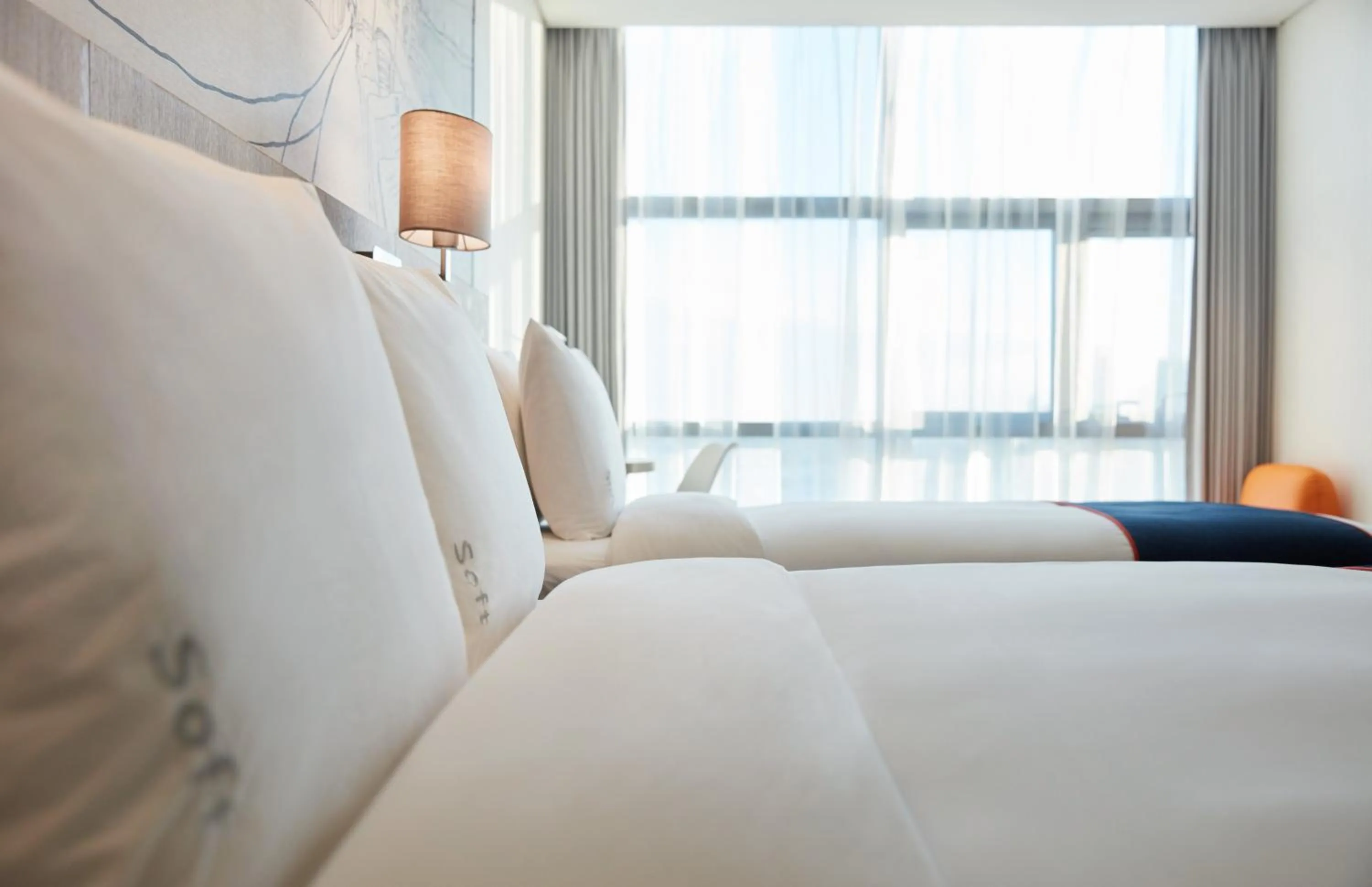 Photo of the whole room, Bed in Holiday Inn Express Seoul Hongdae by IHG