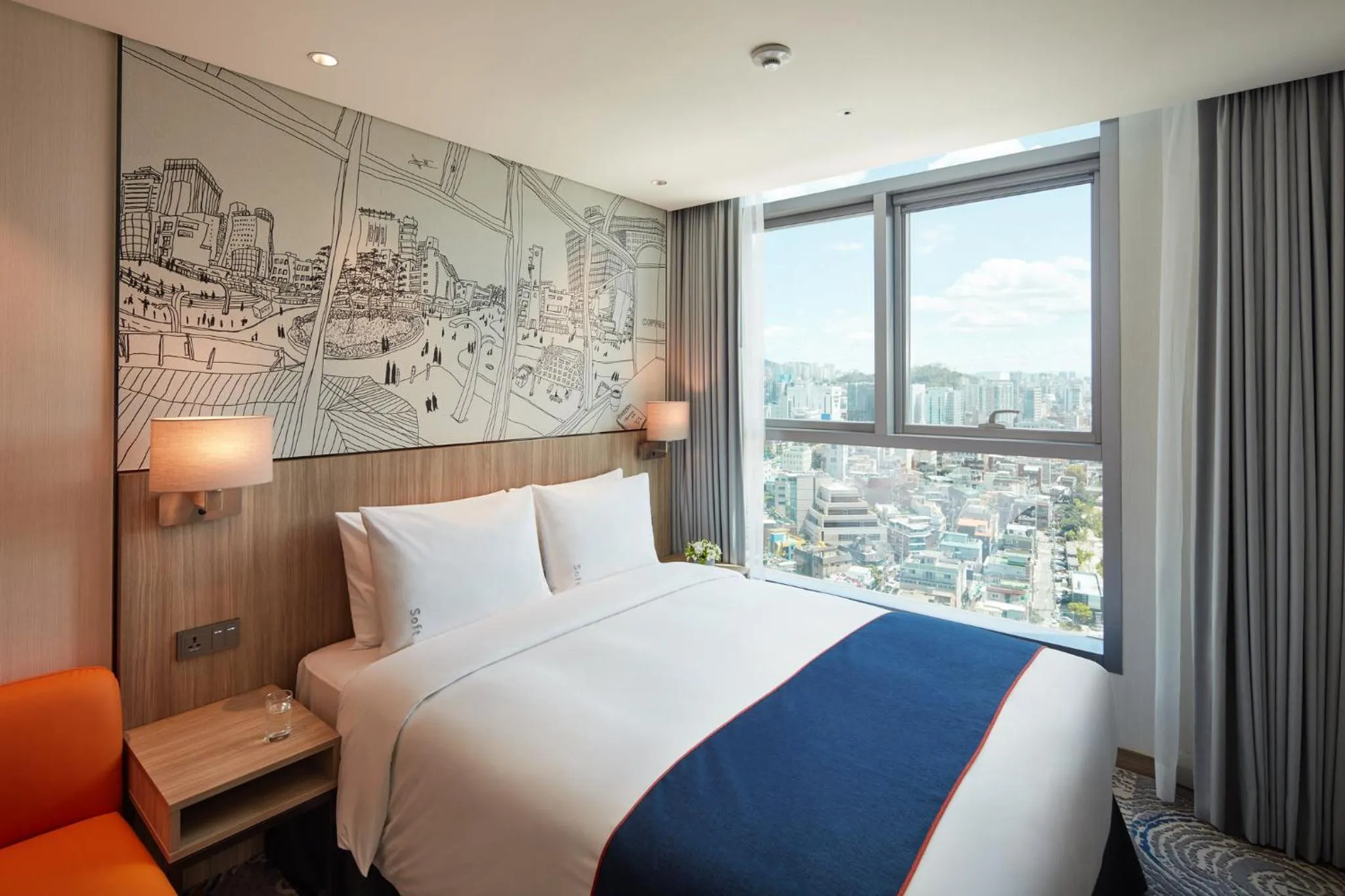 Photo of the whole room, Bed in Holiday Inn Express Seoul Hongdae by IHG