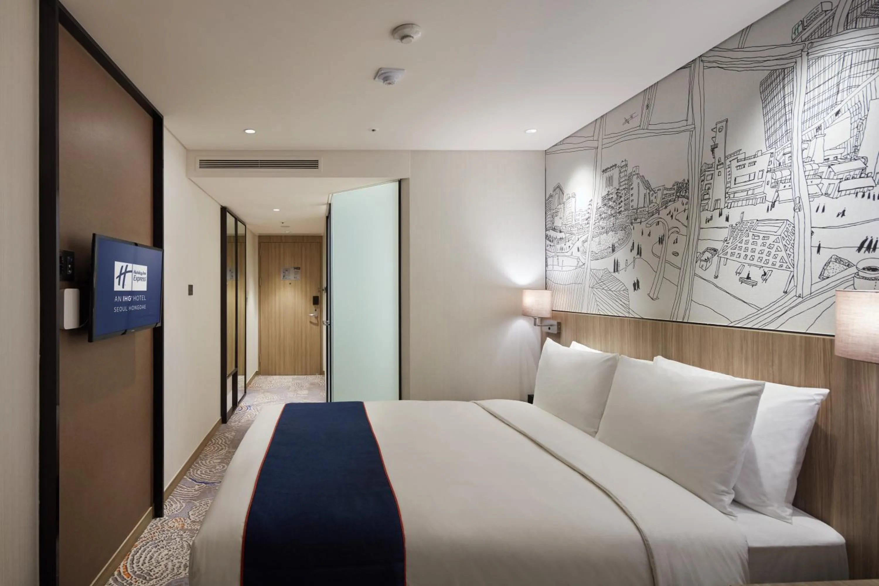Photo of the whole room, Bed in Holiday Inn Express Seoul Hongdae by IHG