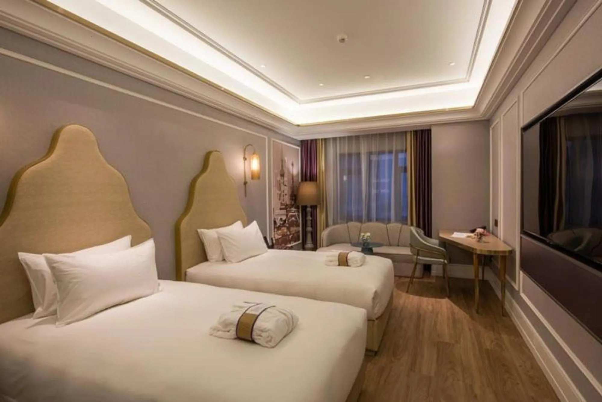 Photo of the whole room, Bed in Mercure Shanghai Jiuting