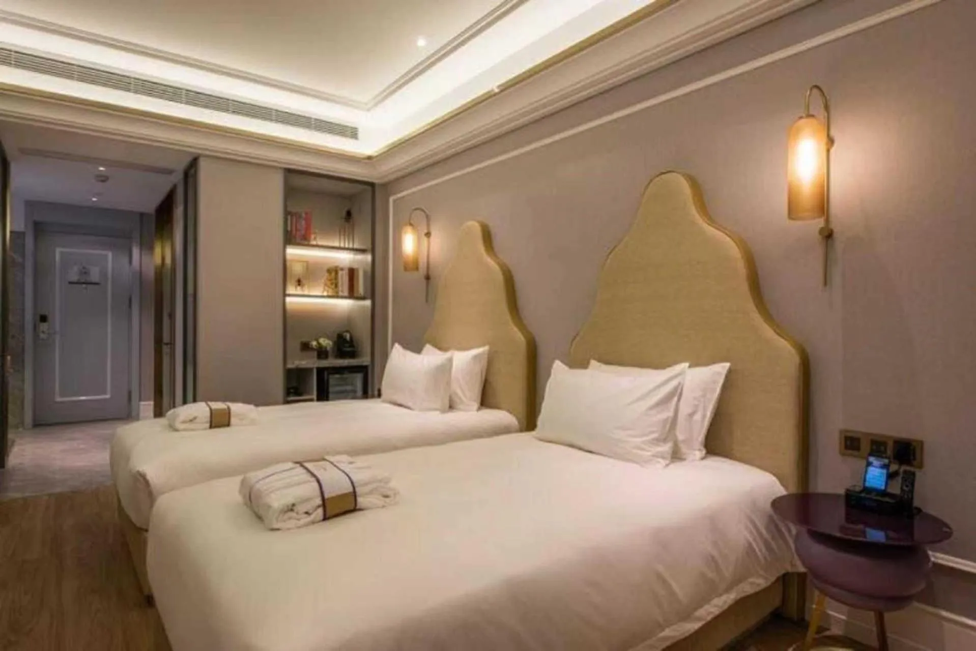 Photo of the whole room, Bed in Mercure Shanghai Jiuting