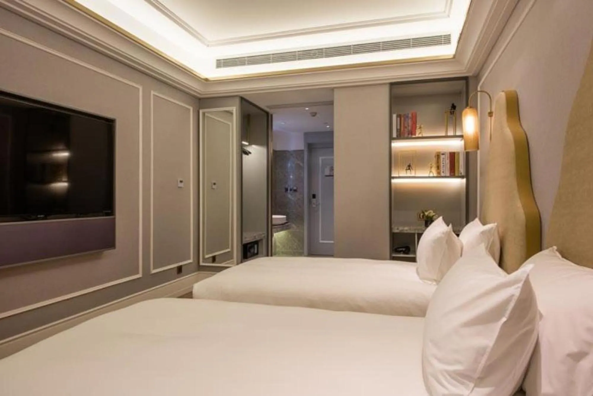 Photo of the whole room, Bed in Mercure Shanghai Jiuting