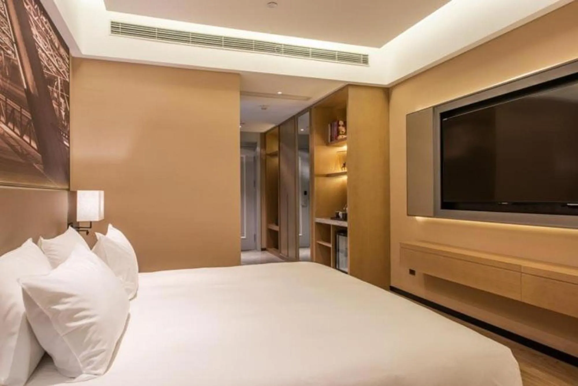 Photo of the whole room, Bed in Mercure Shanghai Jiuting