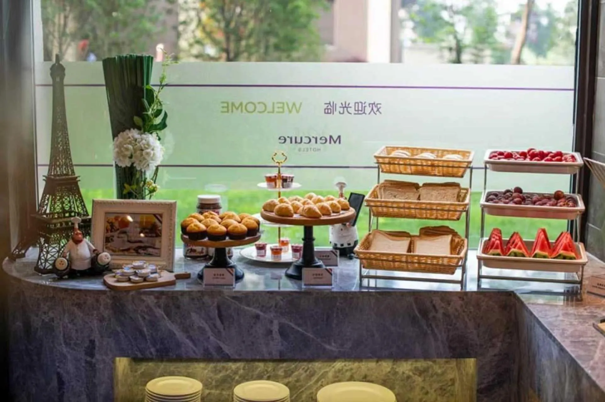 Restaurant/places to eat in Mercure Shanghai Jiuting