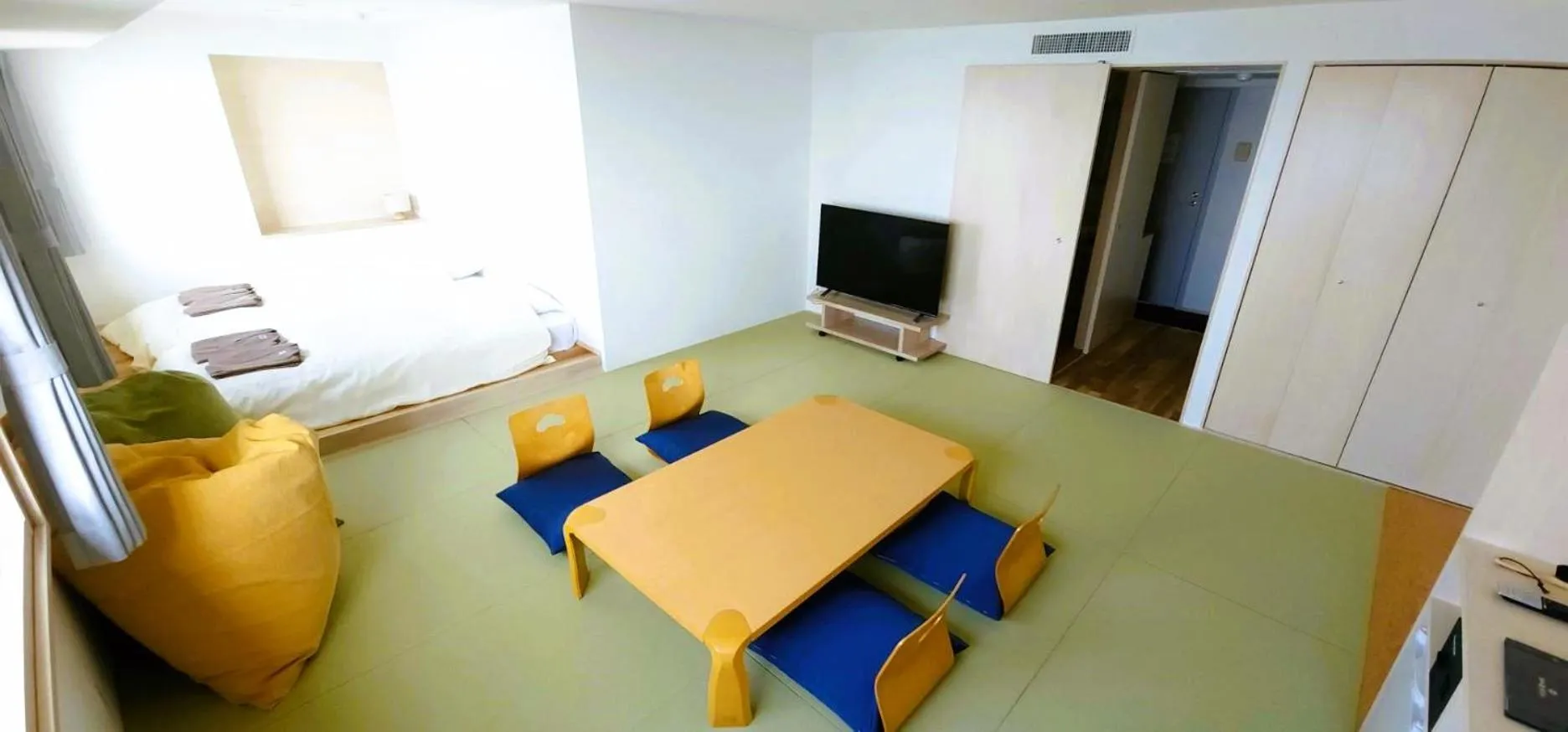 Communal lounge/ TV room, Bed in Yunohama Hotel