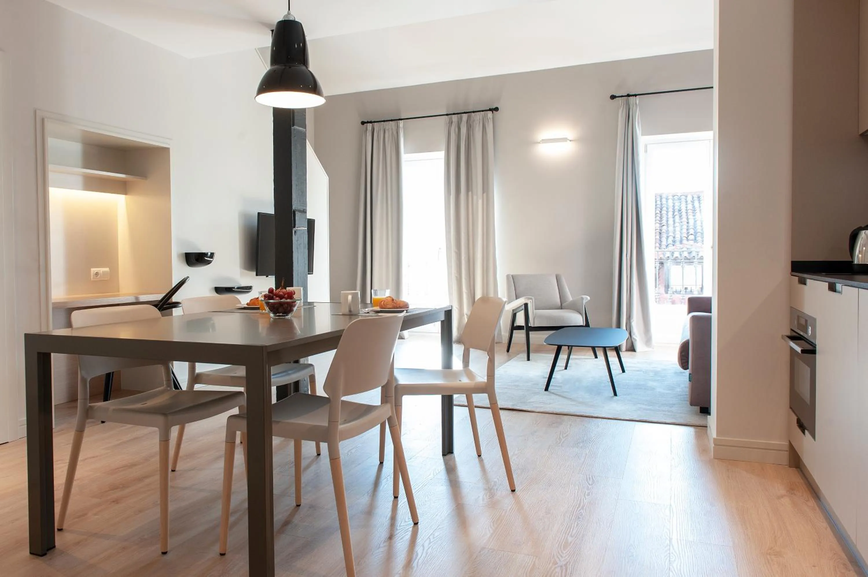 Dining area in MH Apartments Central Madrid