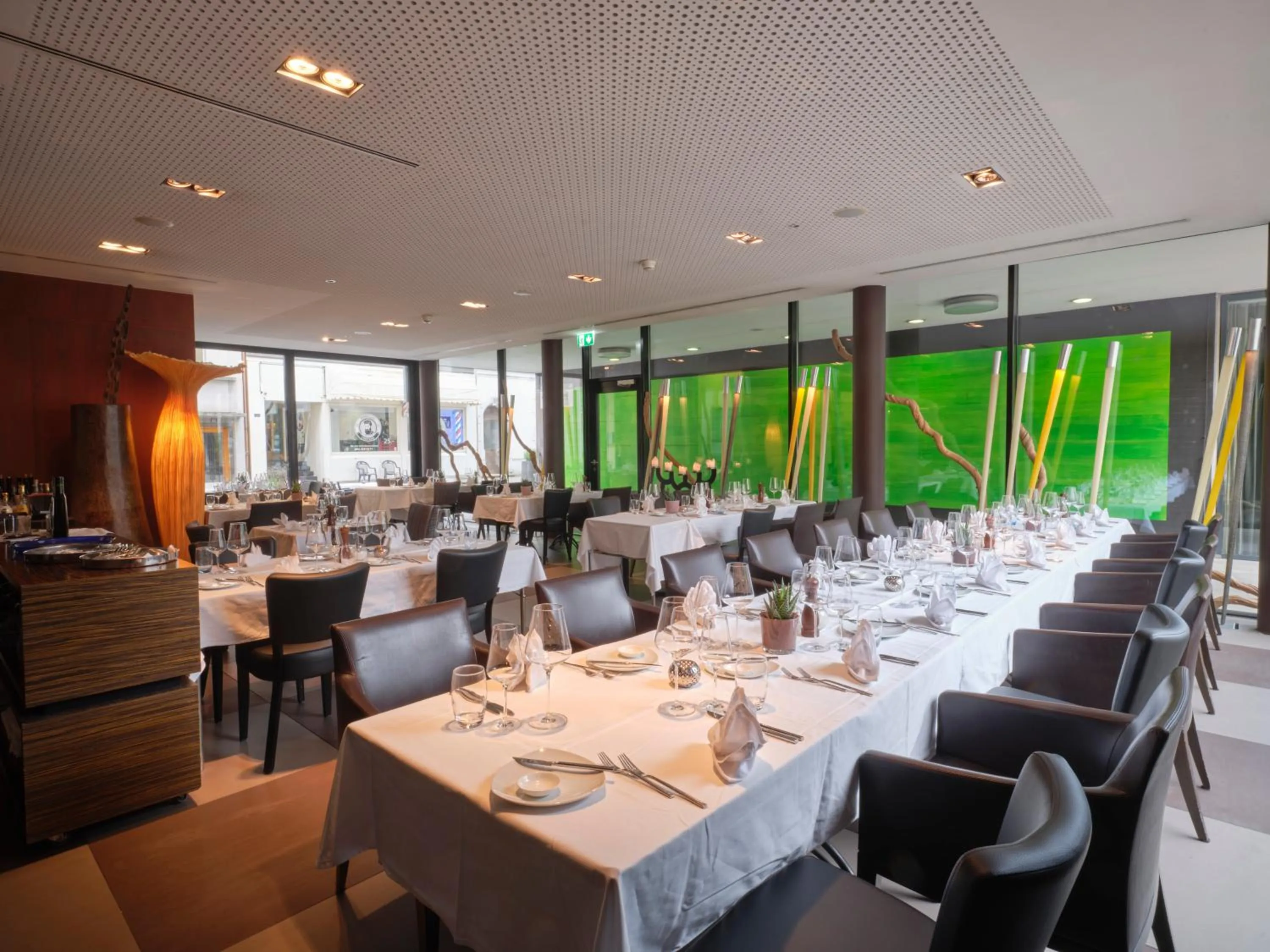 Restaurant/places to eat in Hotel Astoria