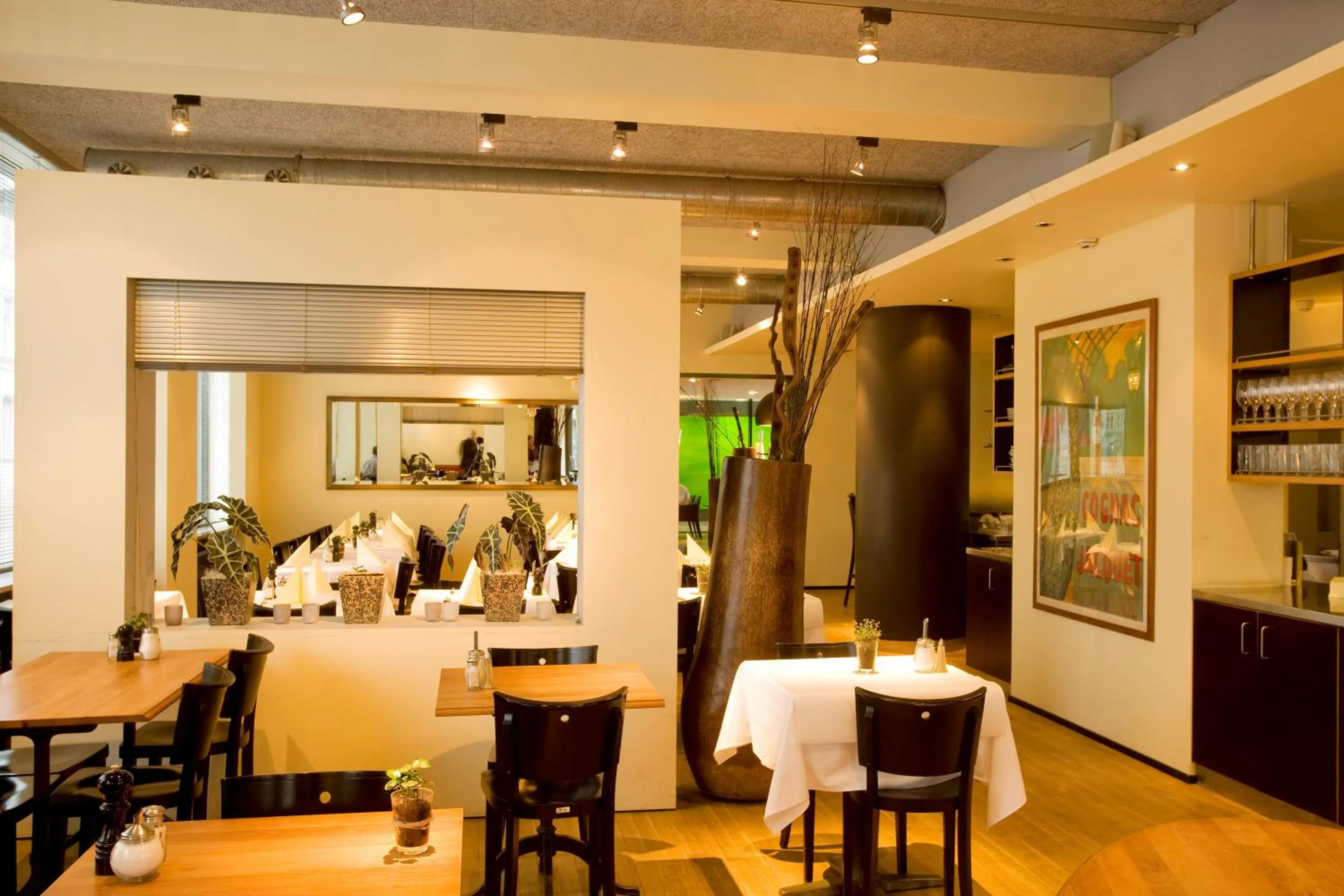 Restaurant/places to eat in Hotel Astoria