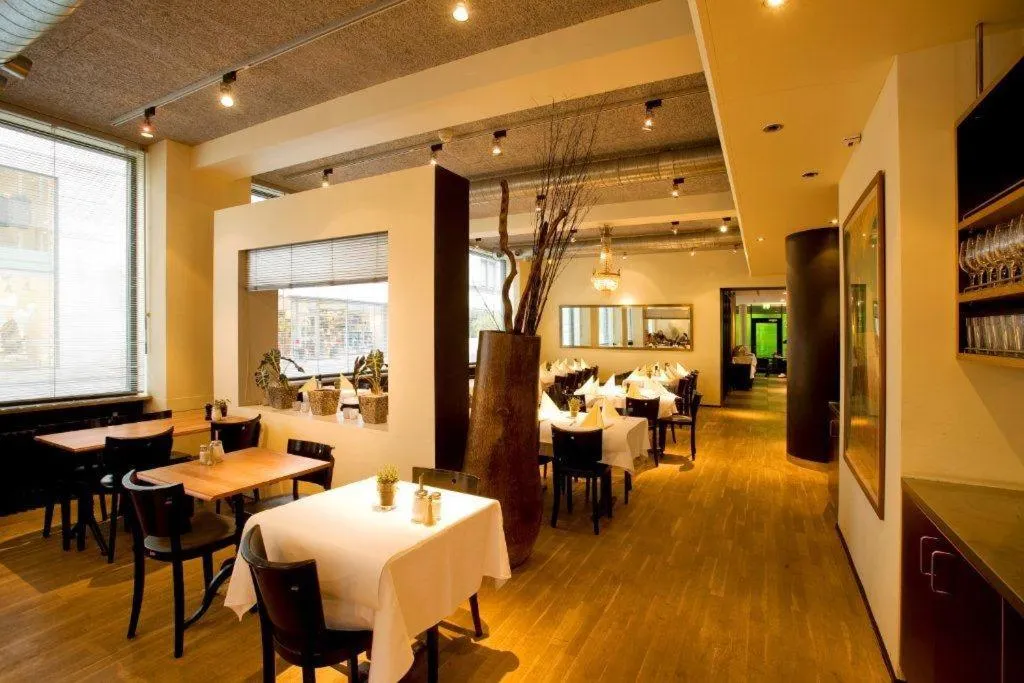 Restaurant/places to eat in Hotel Astoria