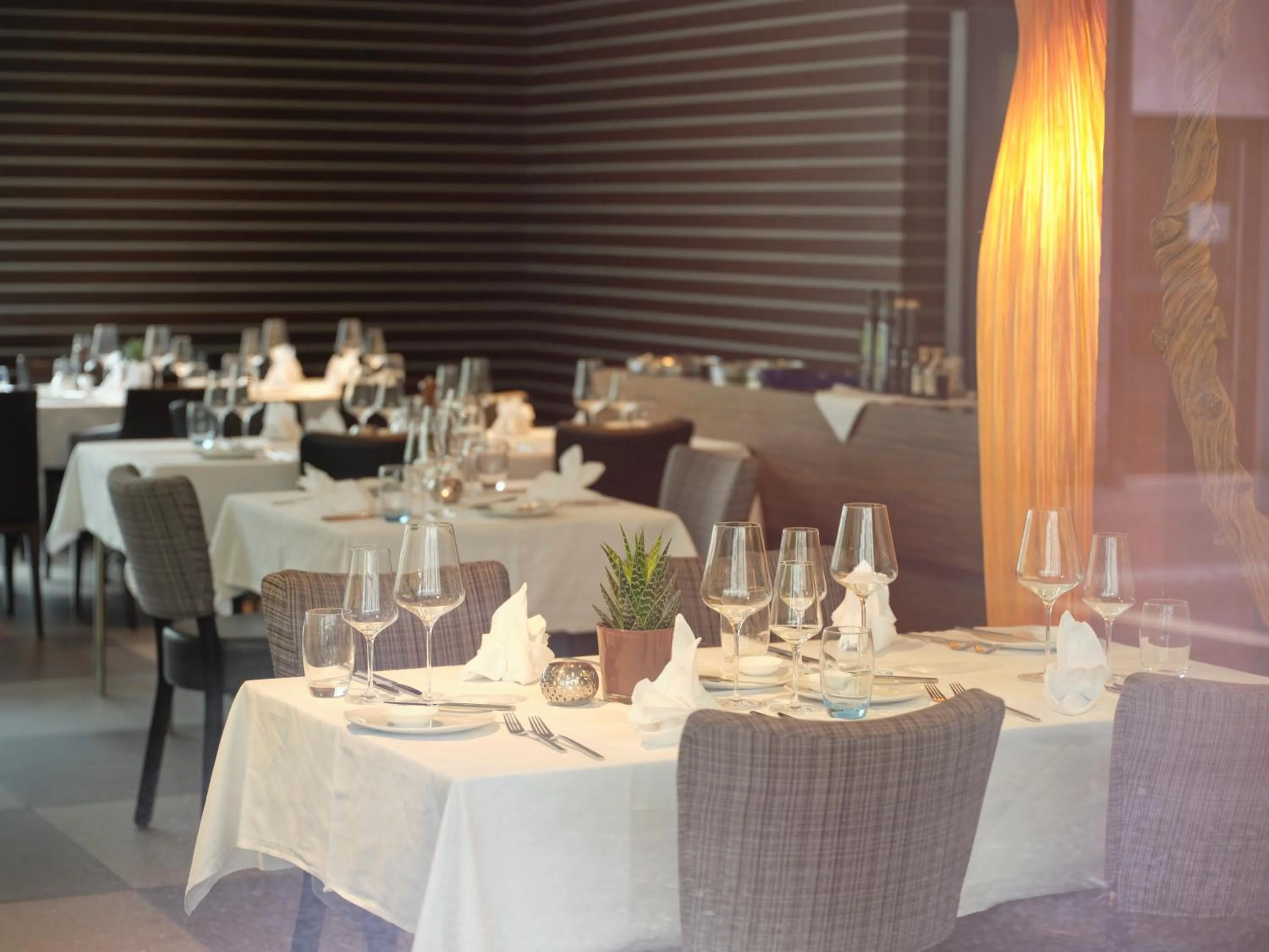 Restaurant/places to eat in Hotel Astoria