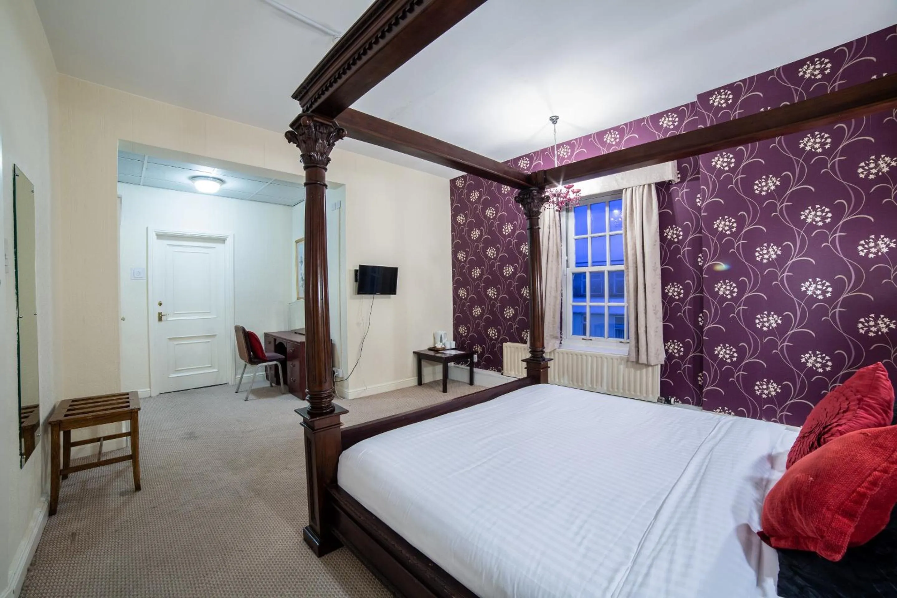 Bedroom in George Hotel, Burslem, Stoke-on-Trent