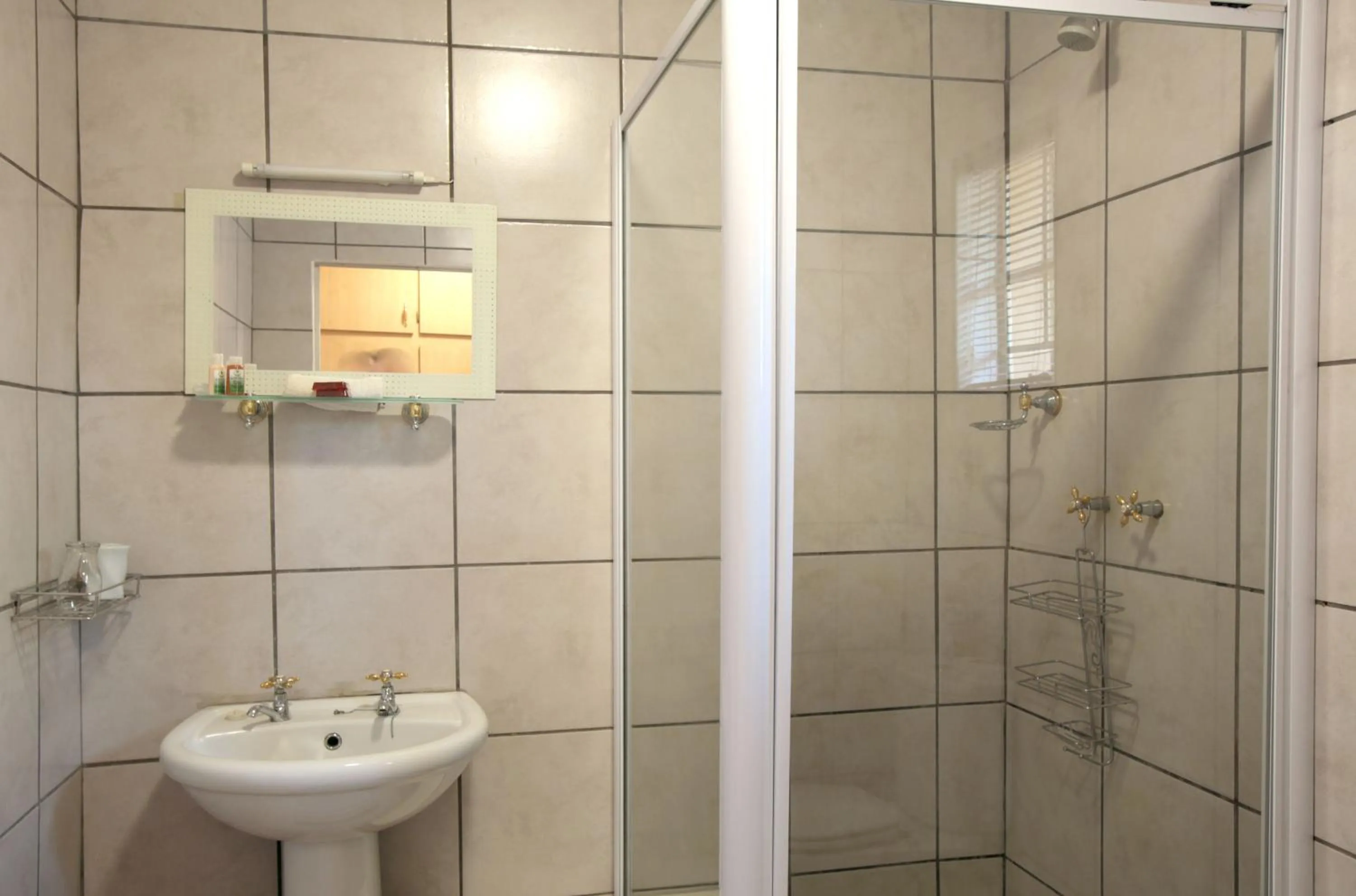 Bathroom in Shamrock Arms Guest Lodge