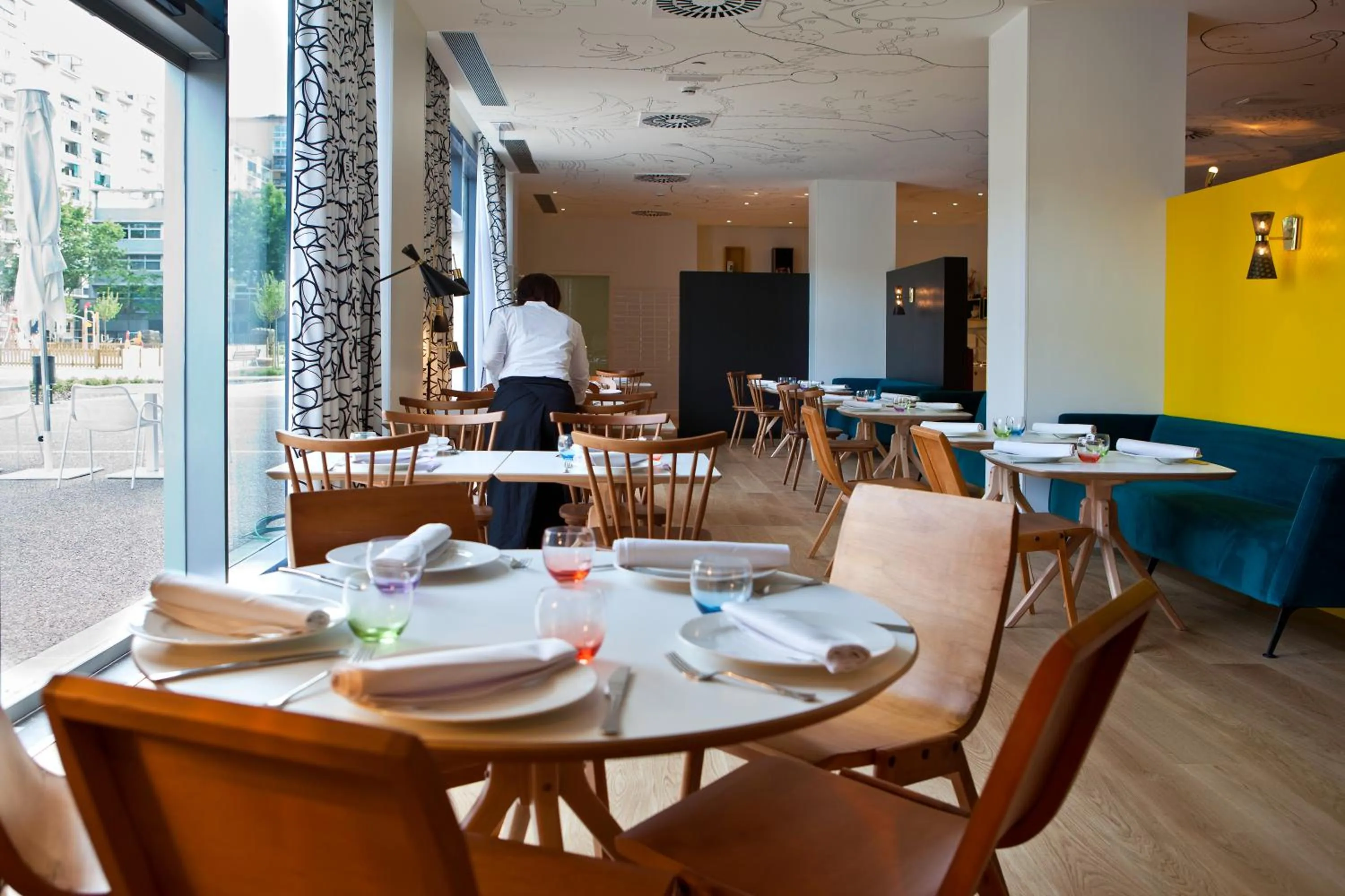 Restaurant/places to eat in Vincci Bit