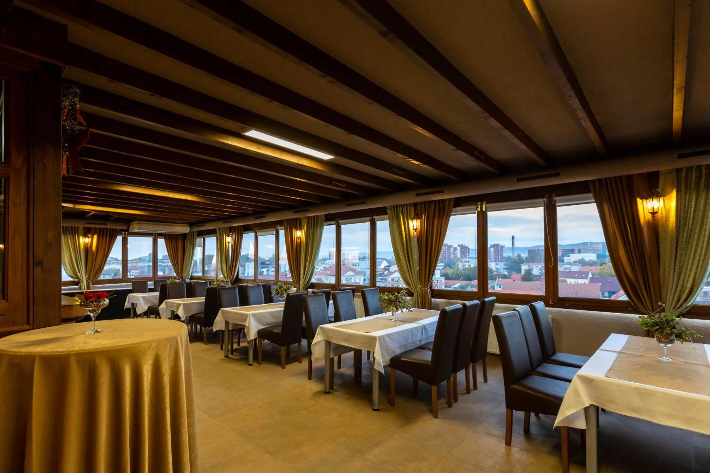 Restaurant/places to eat in Art Hotel