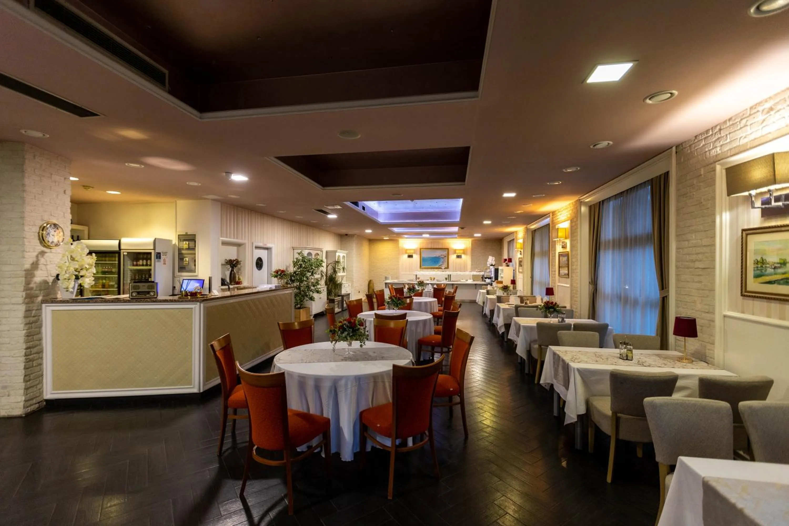 Restaurant/places to eat in Art Hotel