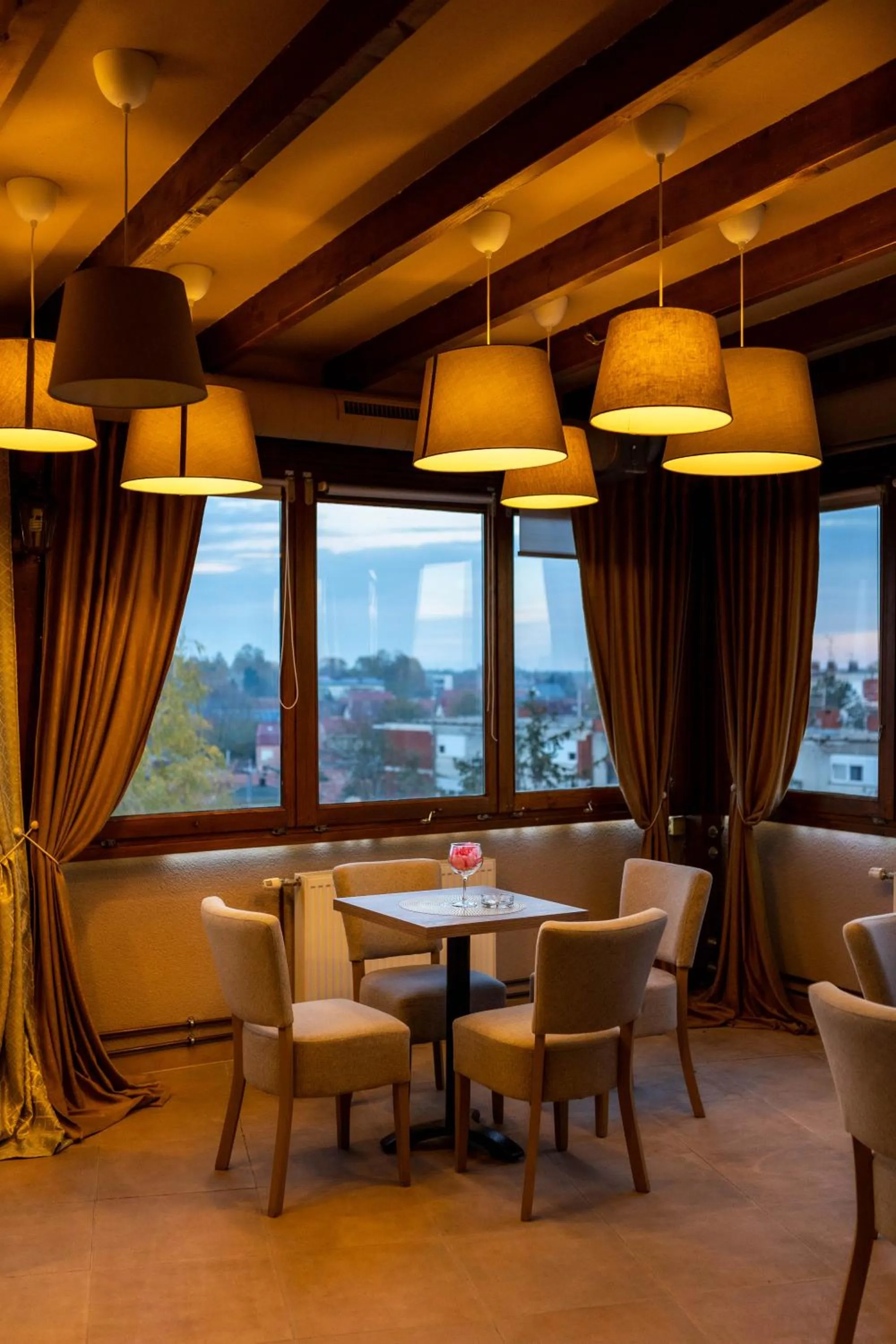 Restaurant/places to eat in Art Hotel