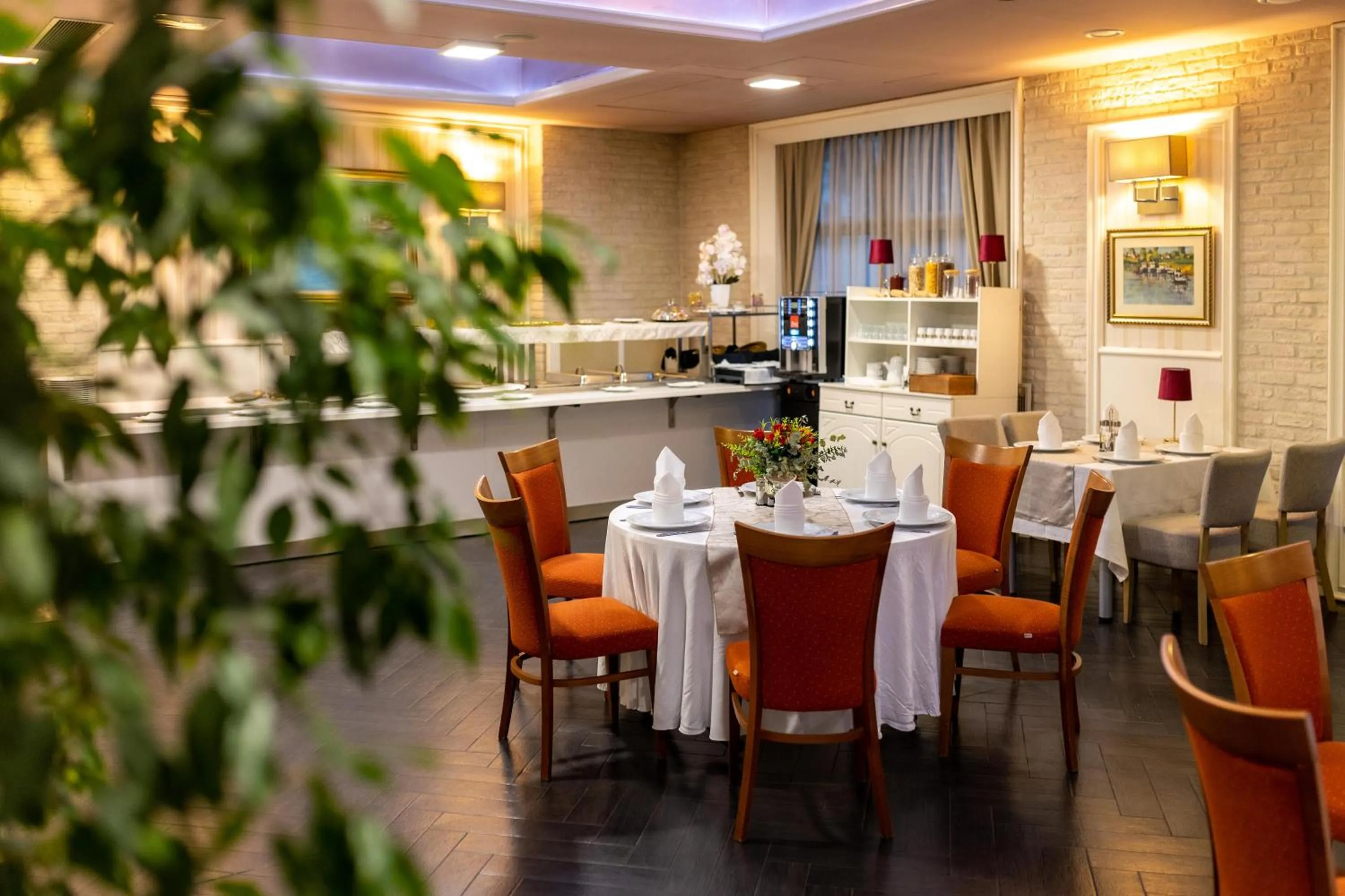 Restaurant/places to eat in Art Hotel