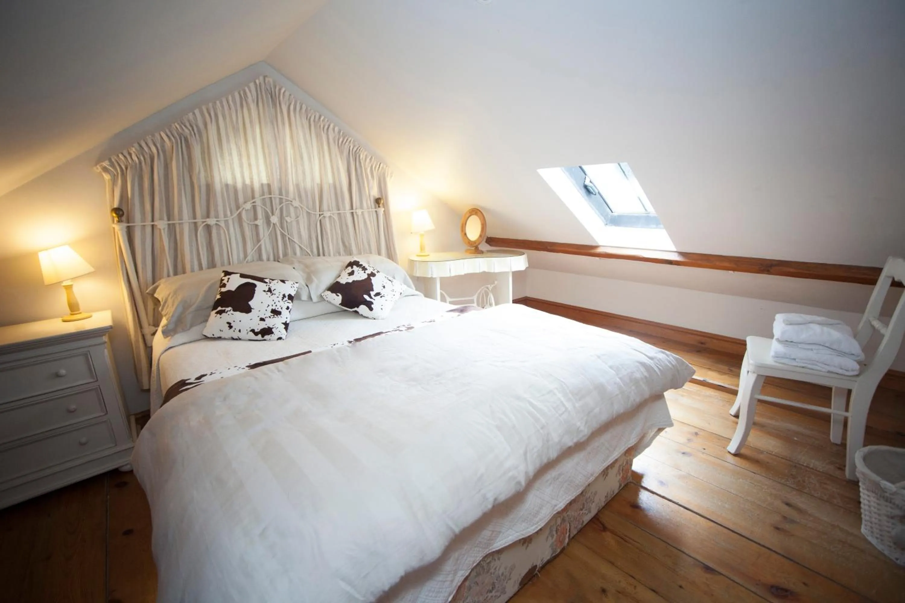 Bedroom, Bed in Beeches Farmhouse Country Cottages & Rooms