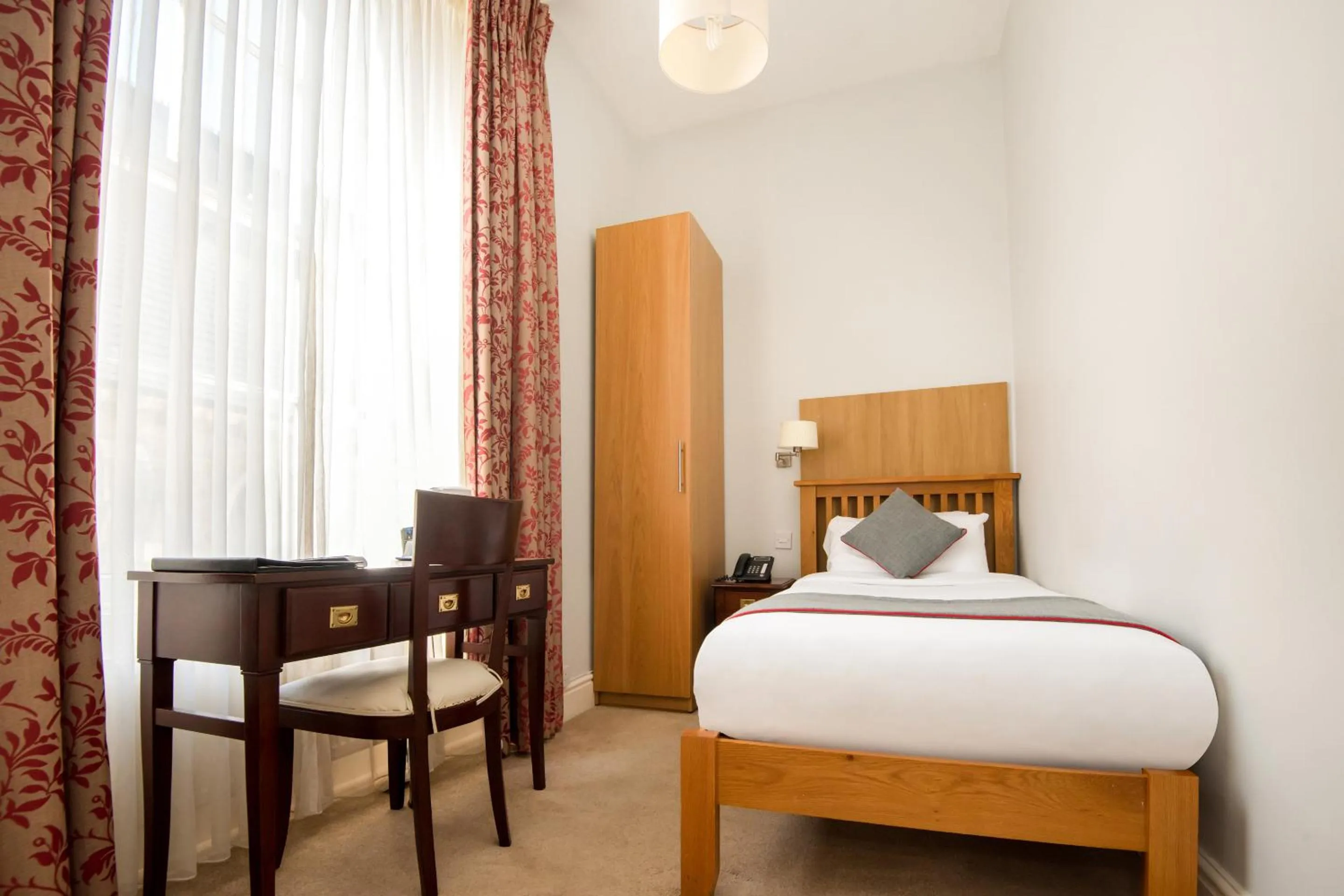 Bedroom, Bed in The Regency, Clifton Bristol by Belvilla