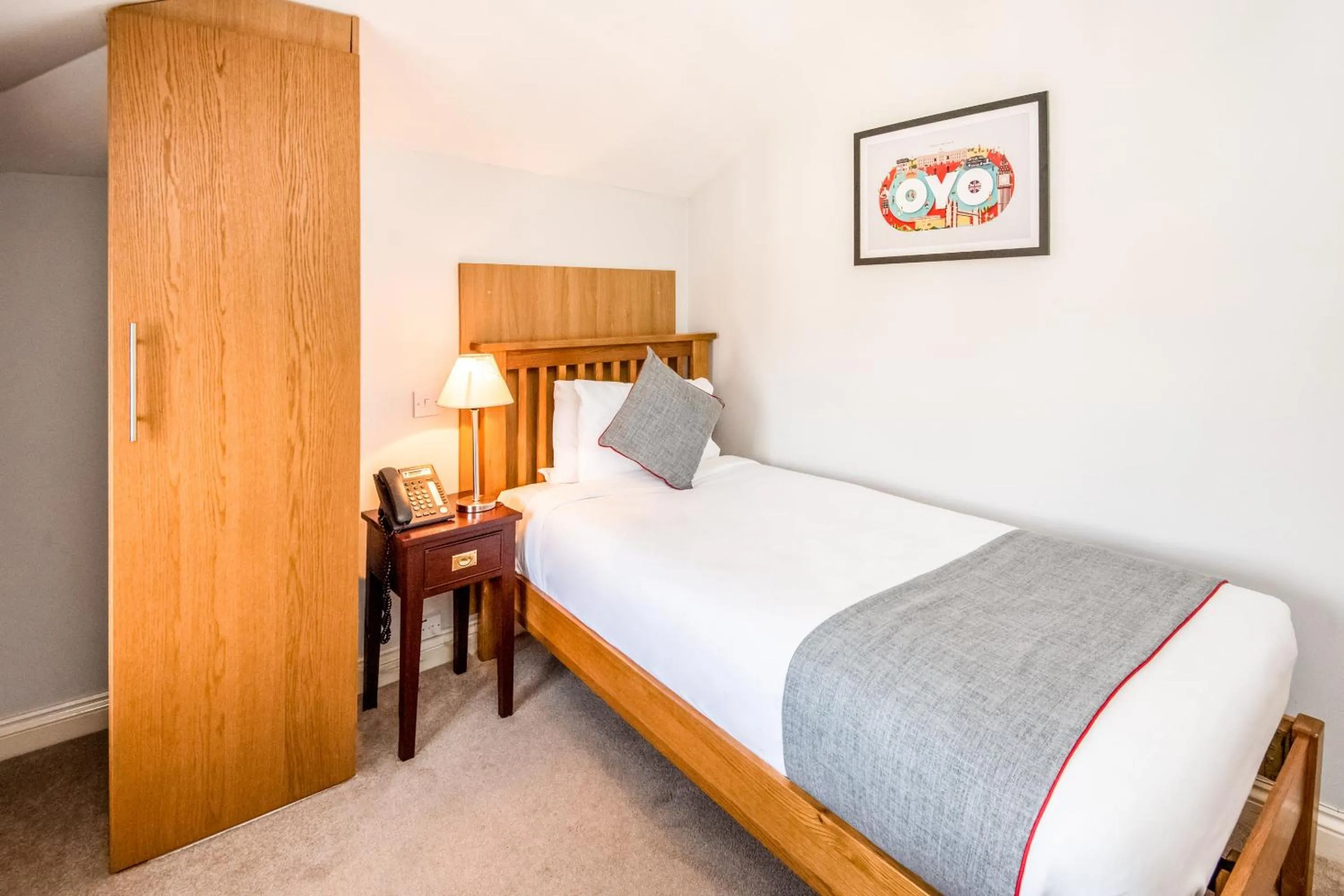 Bedroom, Bed in The Regency, Clifton Bristol by Belvilla