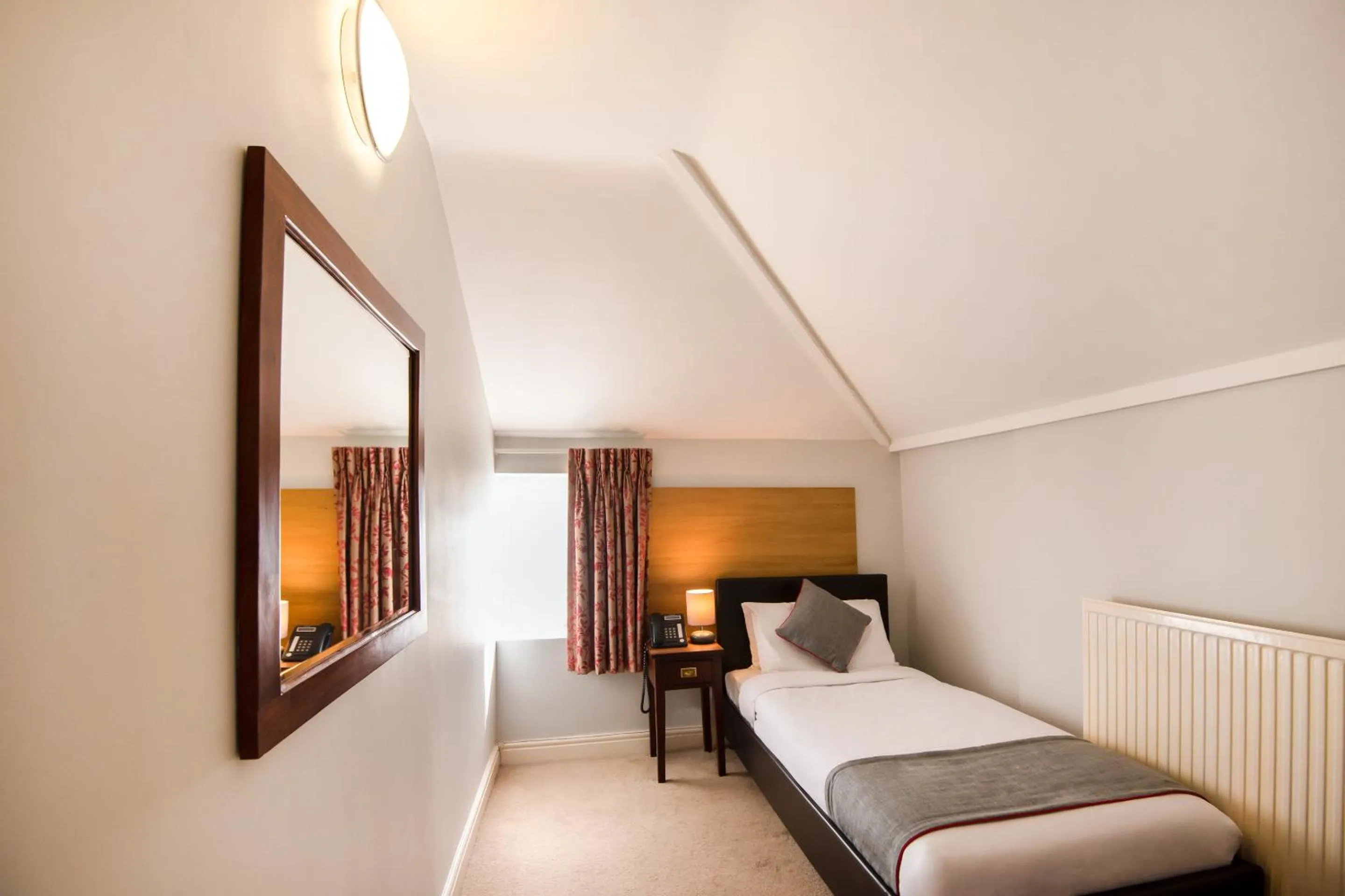 Bedroom, Bed in The Regency, Clifton Bristol by Belvilla