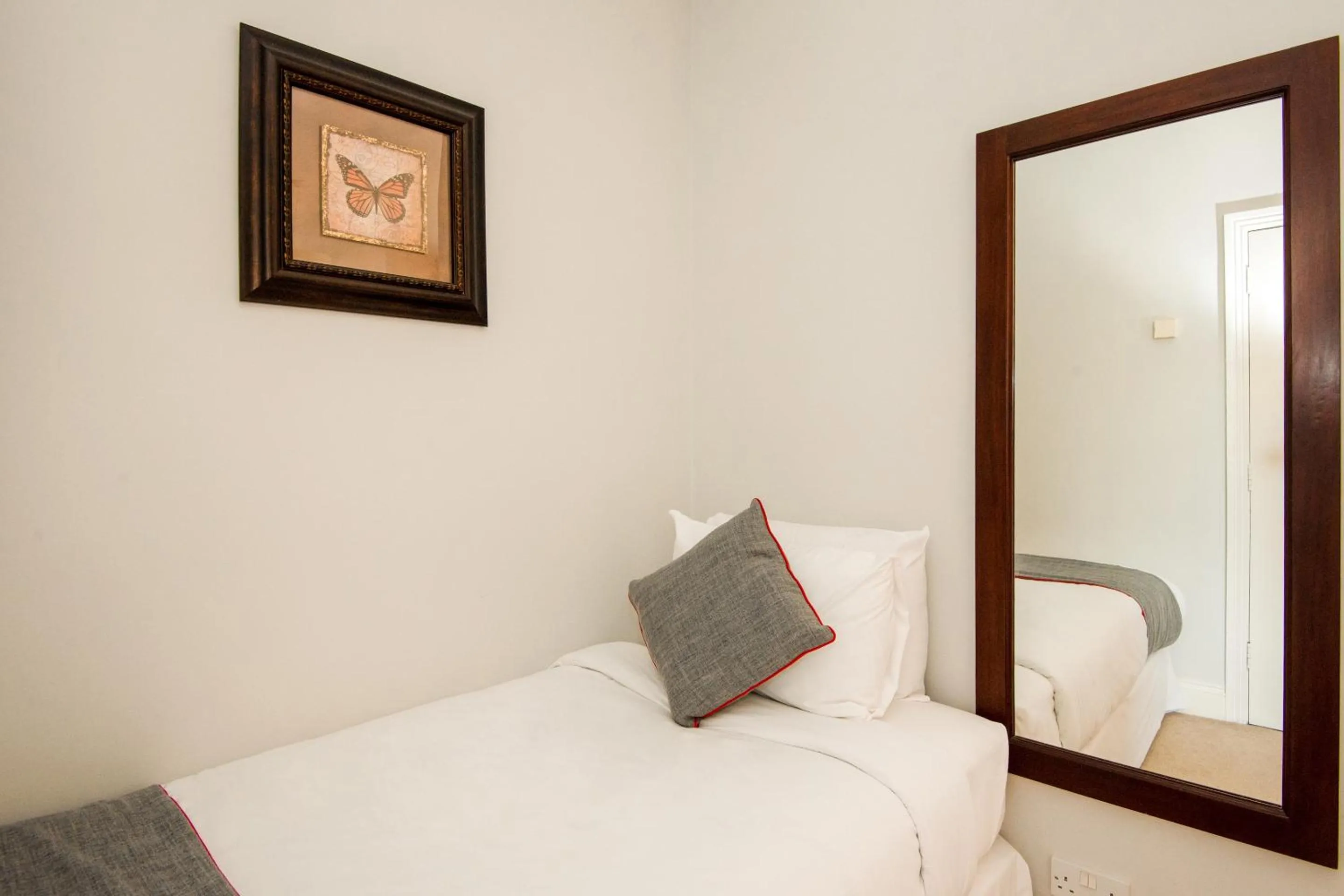 Bedroom, Bed in The Regency, Clifton Bristol by Belvilla