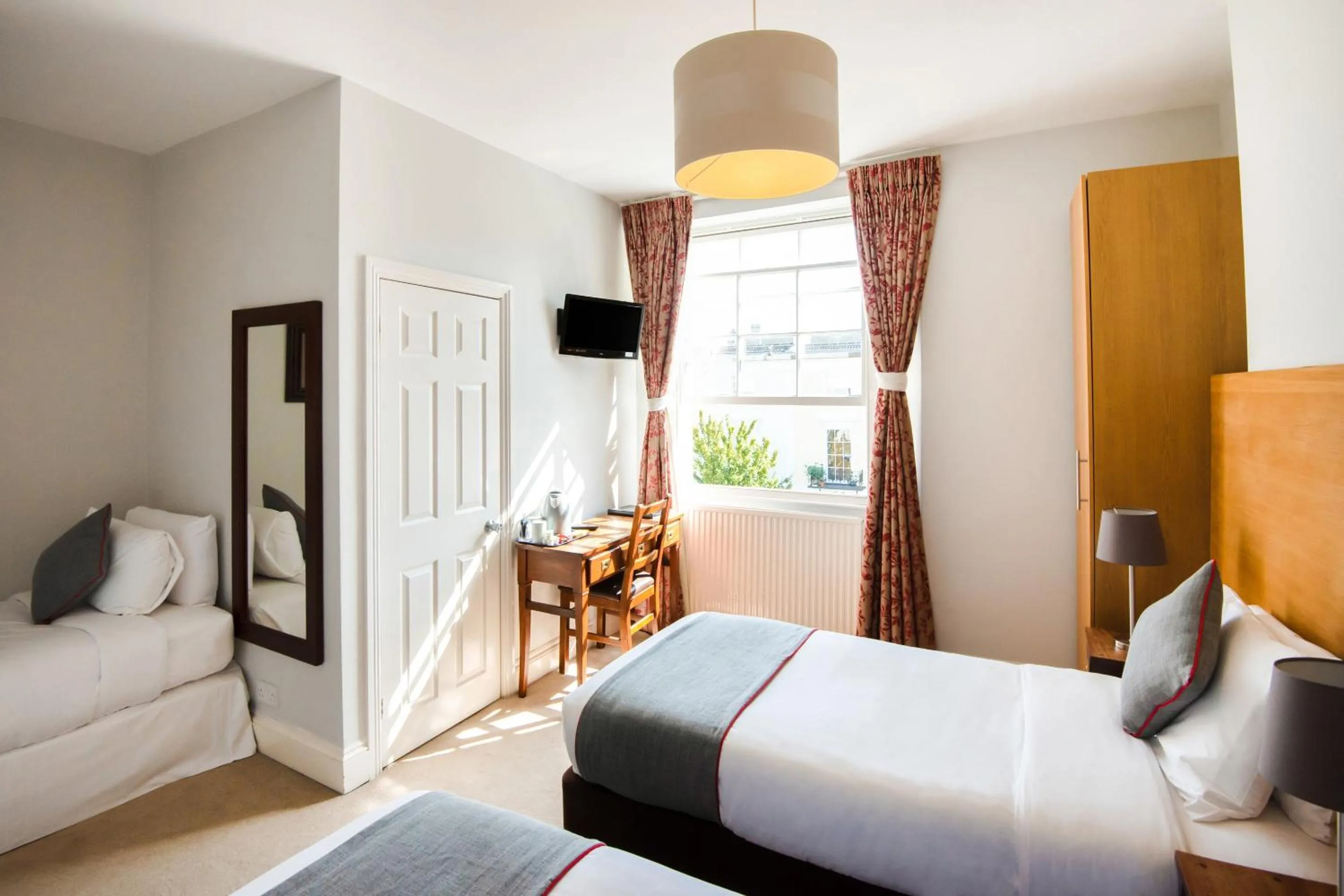 Bedroom, Bed in The Regency, Clifton Bristol by Belvilla