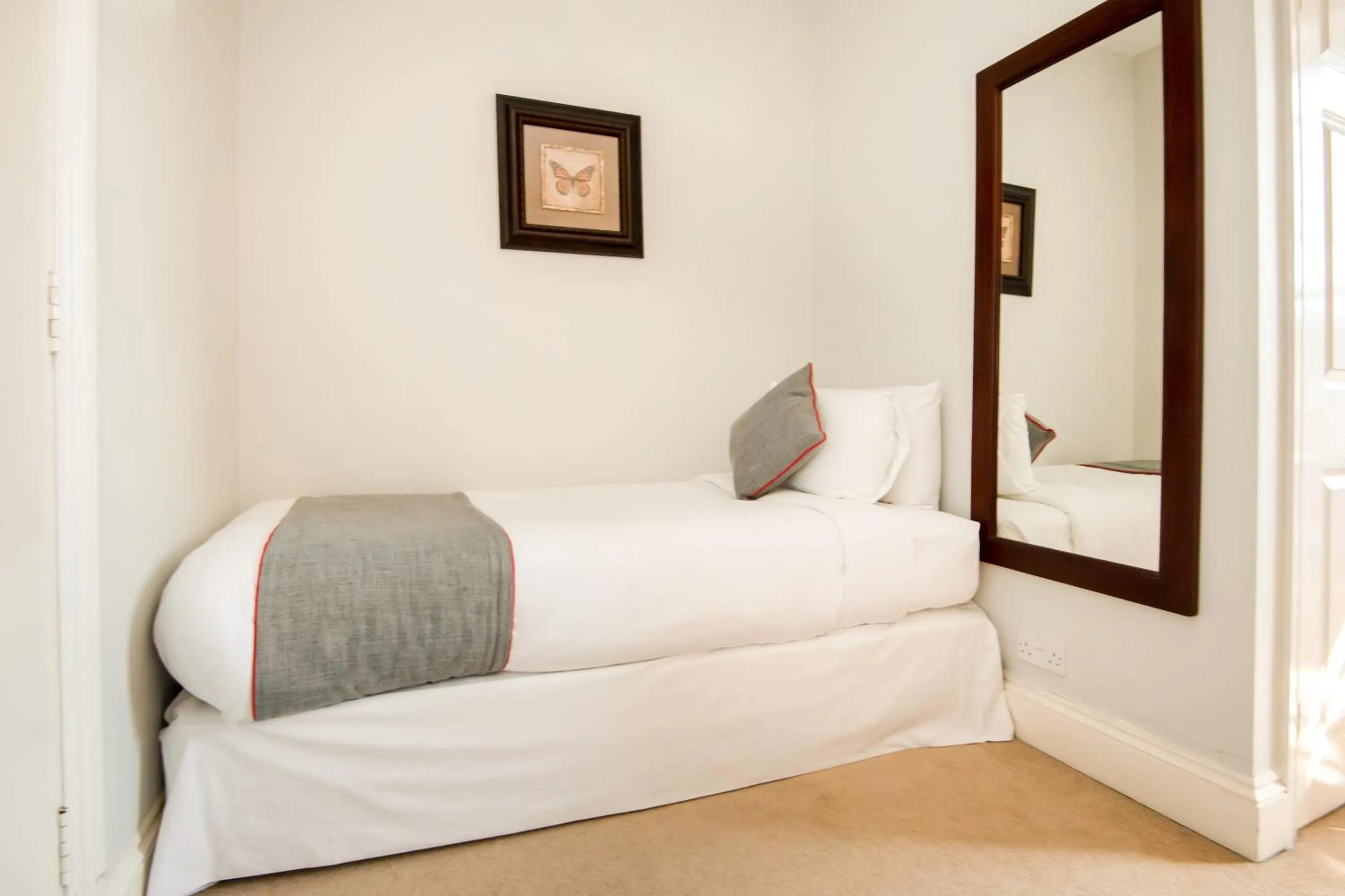 Bedroom, Bed in The Regency, Clifton Bristol by Belvilla