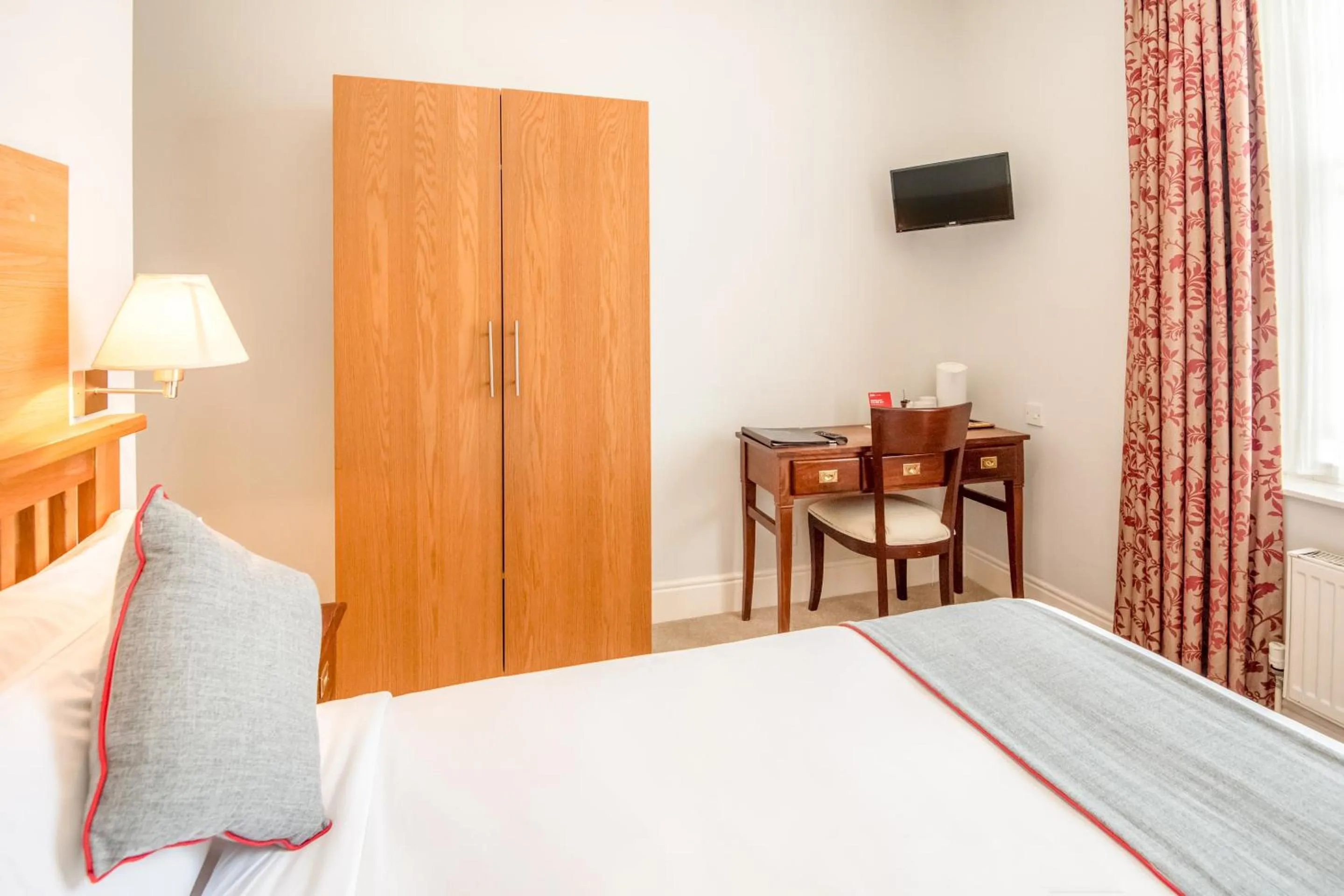 Bedroom, Bed in The Regency, Clifton Bristol by Belvilla