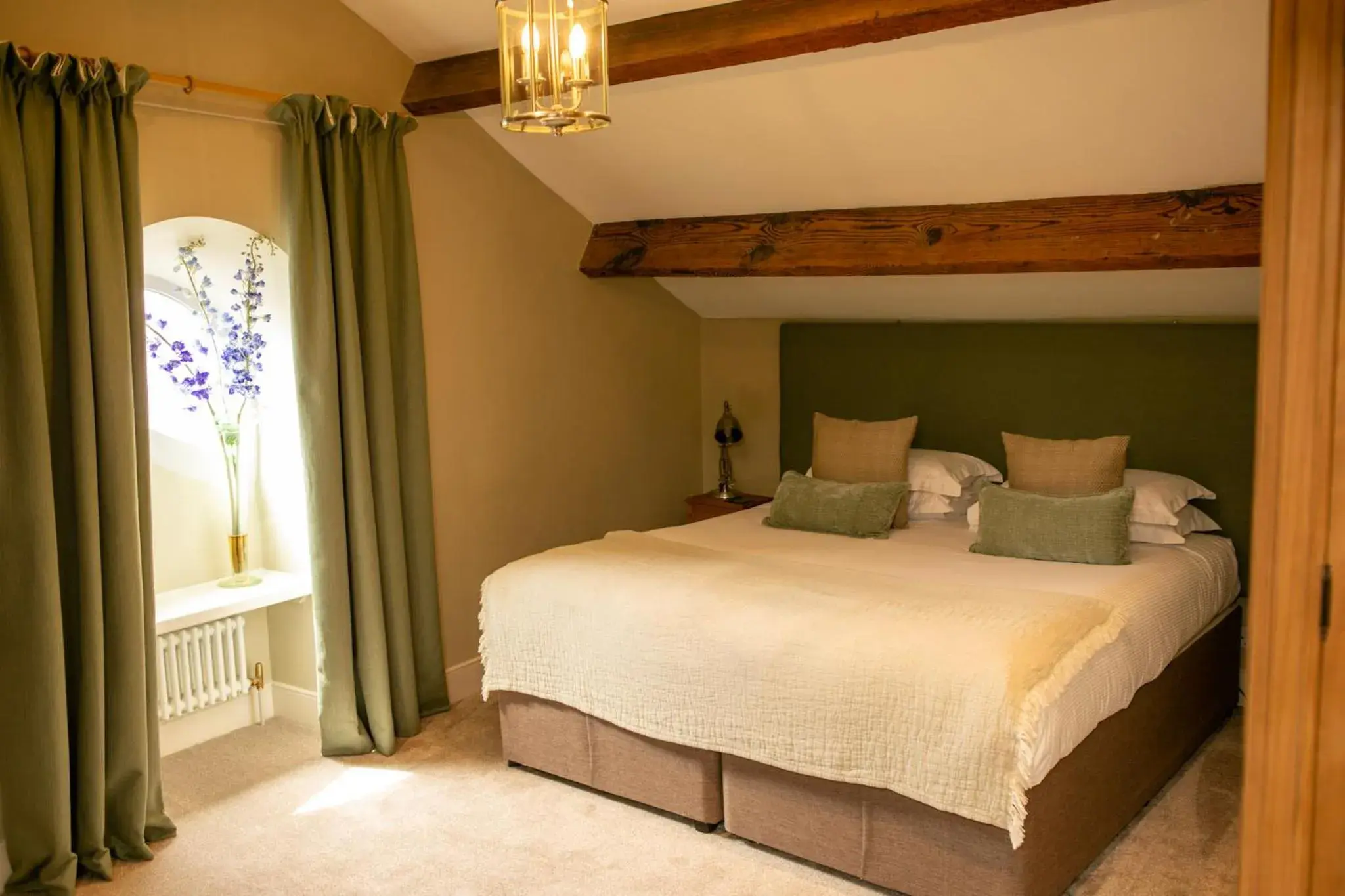 King Room with Bath and Shower in The Coach House Skipton King Room with Bath and Shower in The Coach House Skipton