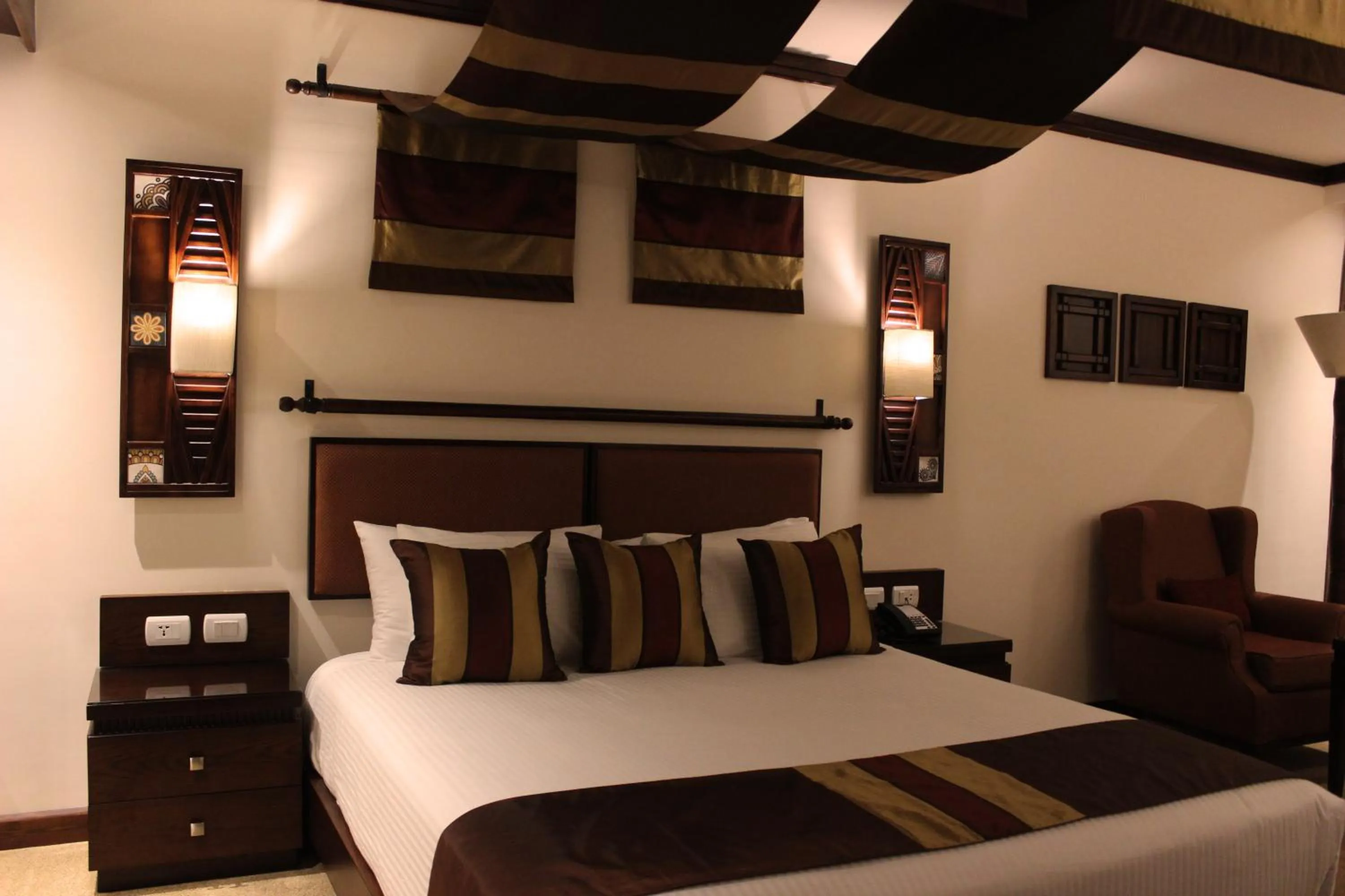 Shower, Bed in Africana Hotel & Spa