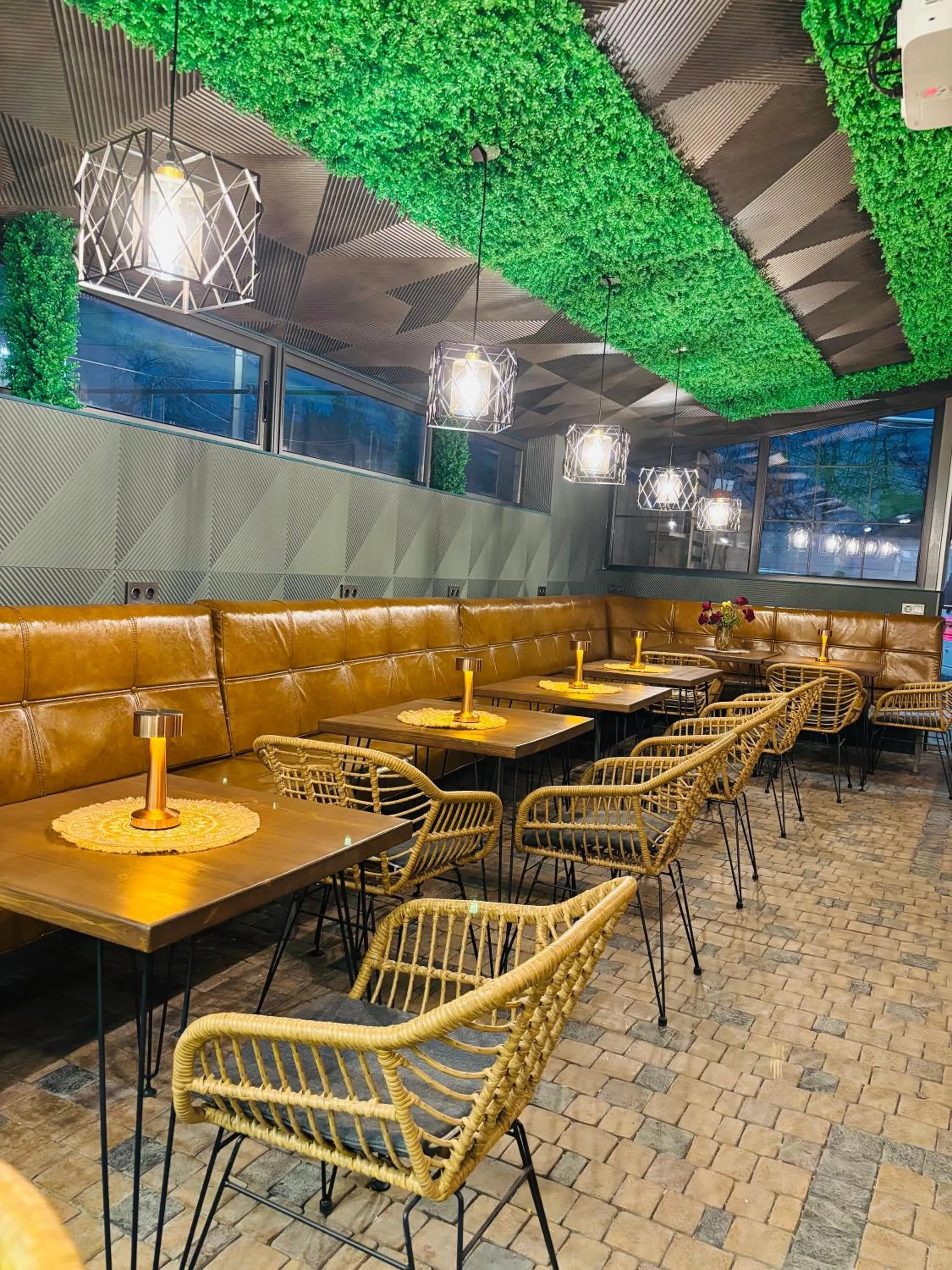 Restaurant/places to eat in Alex Hotel