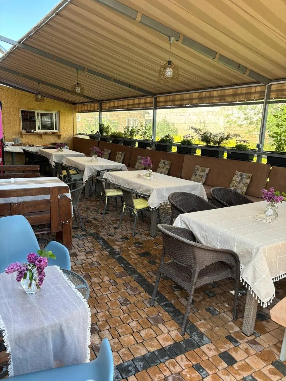 Restaurant/places to eat in Alex Hotel