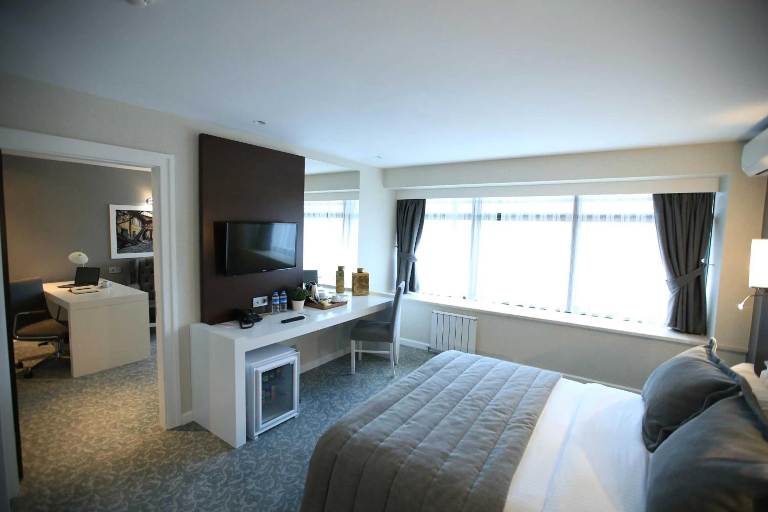 Living room, Bed in Güvenay Business Hotel