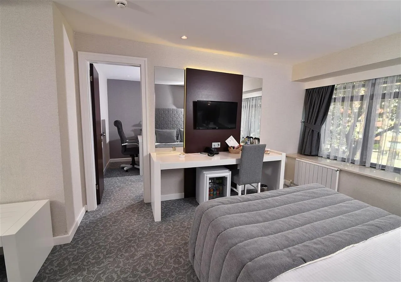 Property building, Bed in Güvenay Business Hotel