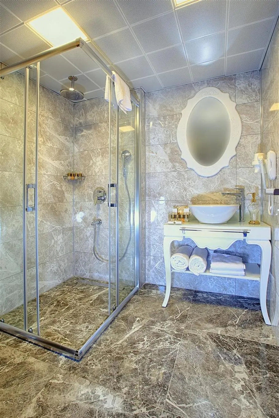 Bathroom in Güvenay Business Hotel