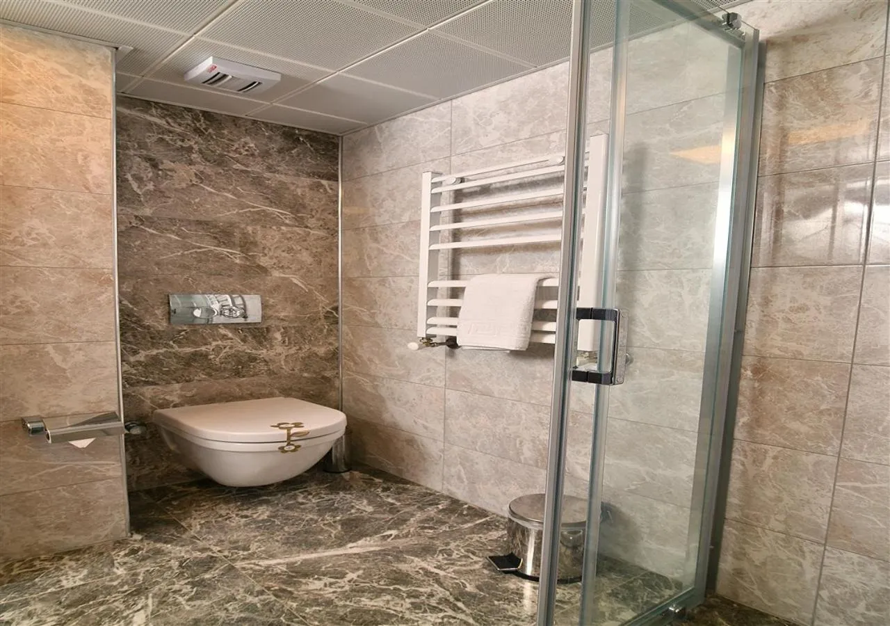 Shower in Güvenay Business Hotel