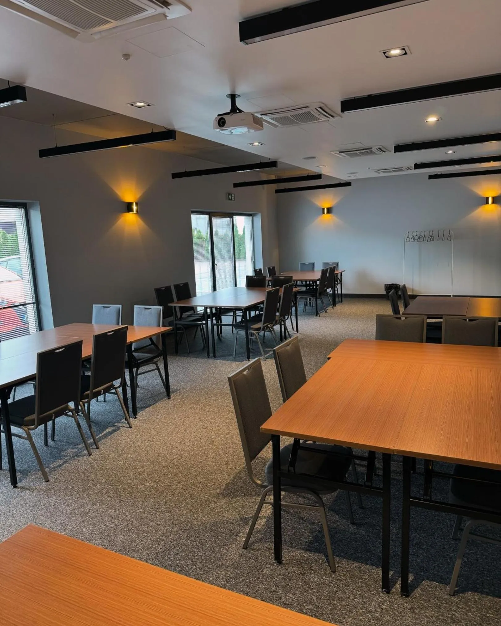 Restaurant/places to eat in Abton Hotel