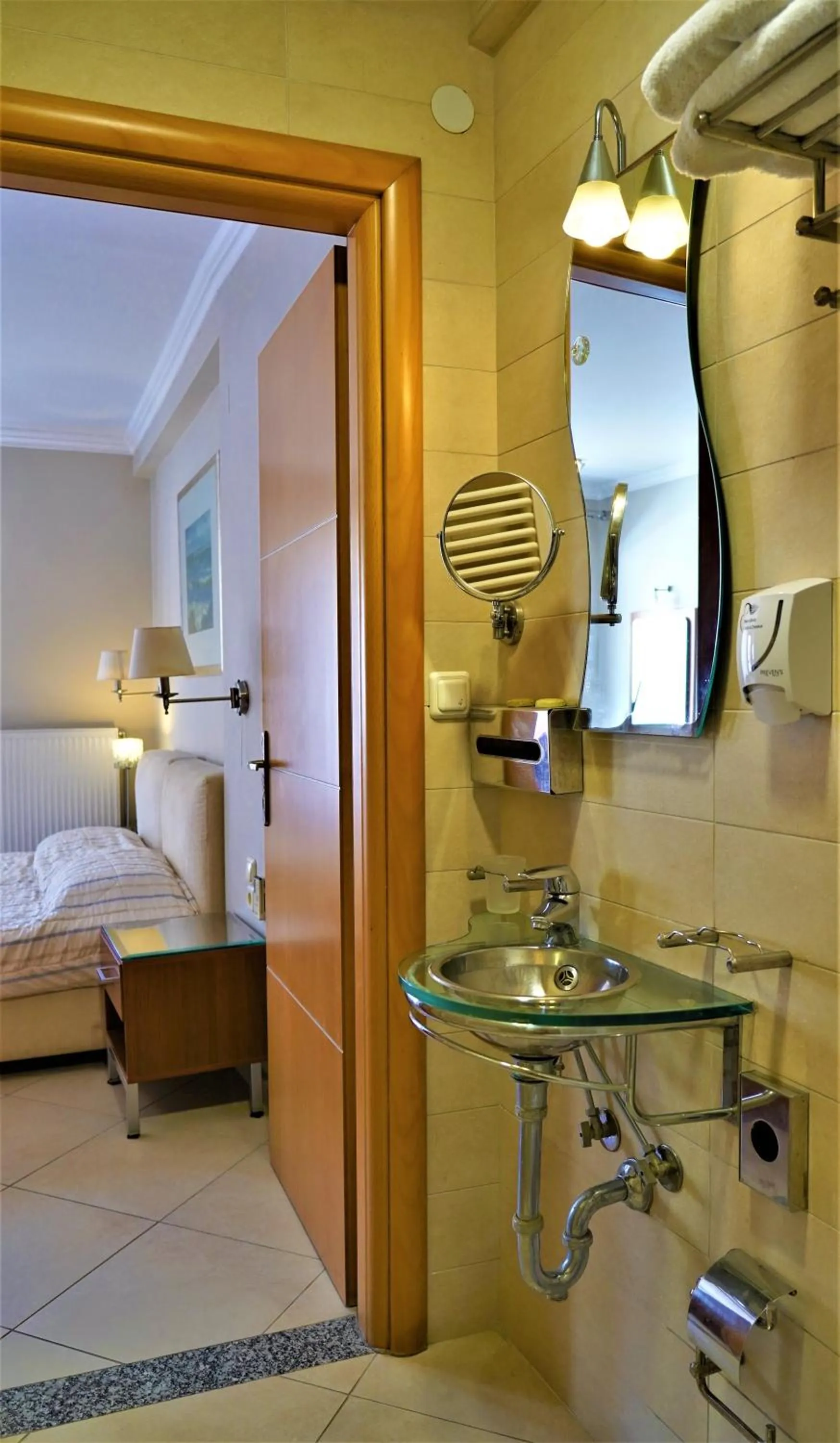 Shower, Bed in Zigouris House