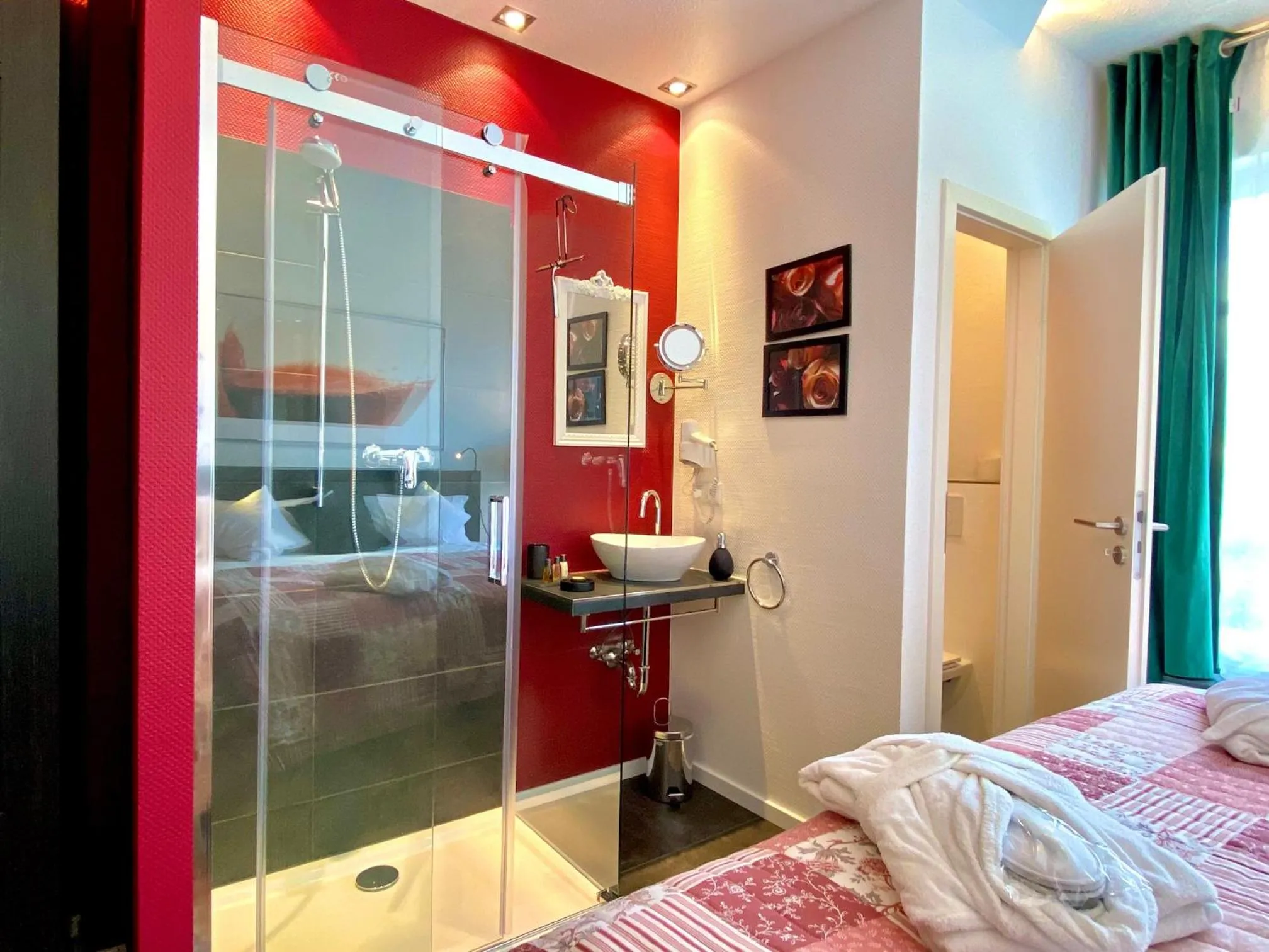 Bathroom, Bed in Lilis kleines Hotel